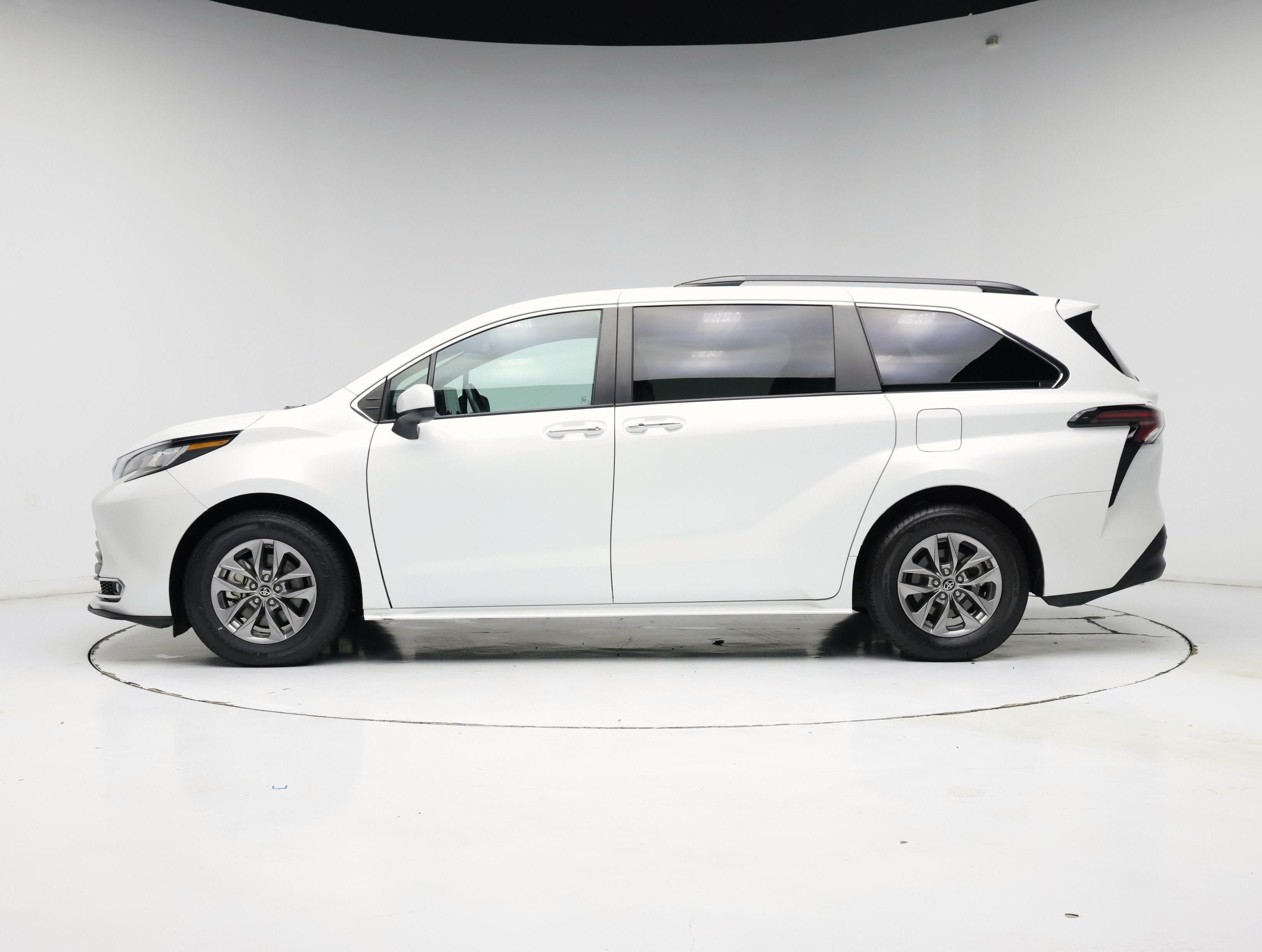 Thumbnail: 2023 Toyota Sienna - 3