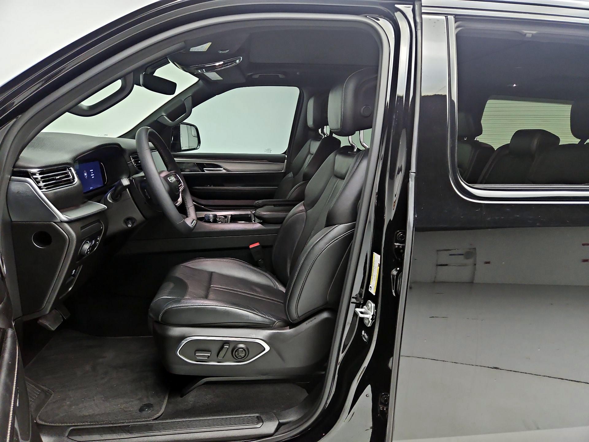 Thumbnail: 2023 Jeep Wagoneer - 11