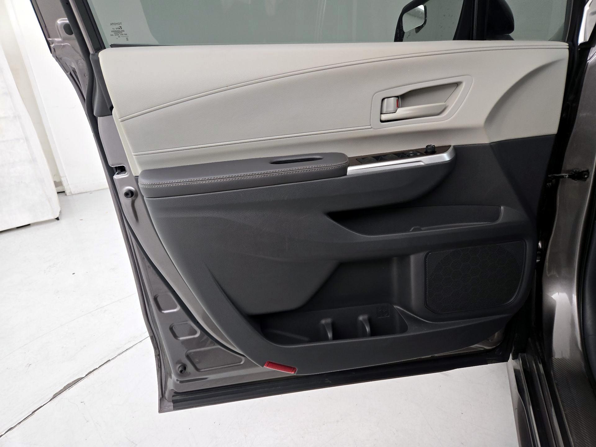 Thumbnail: 2022 Toyota Sienna - 12