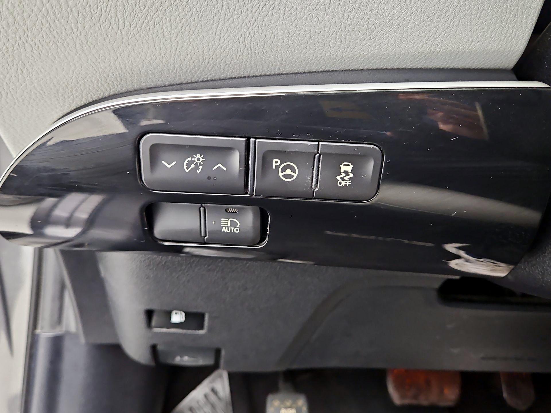 Thumbnail: 2016 Toyota Prius - 13