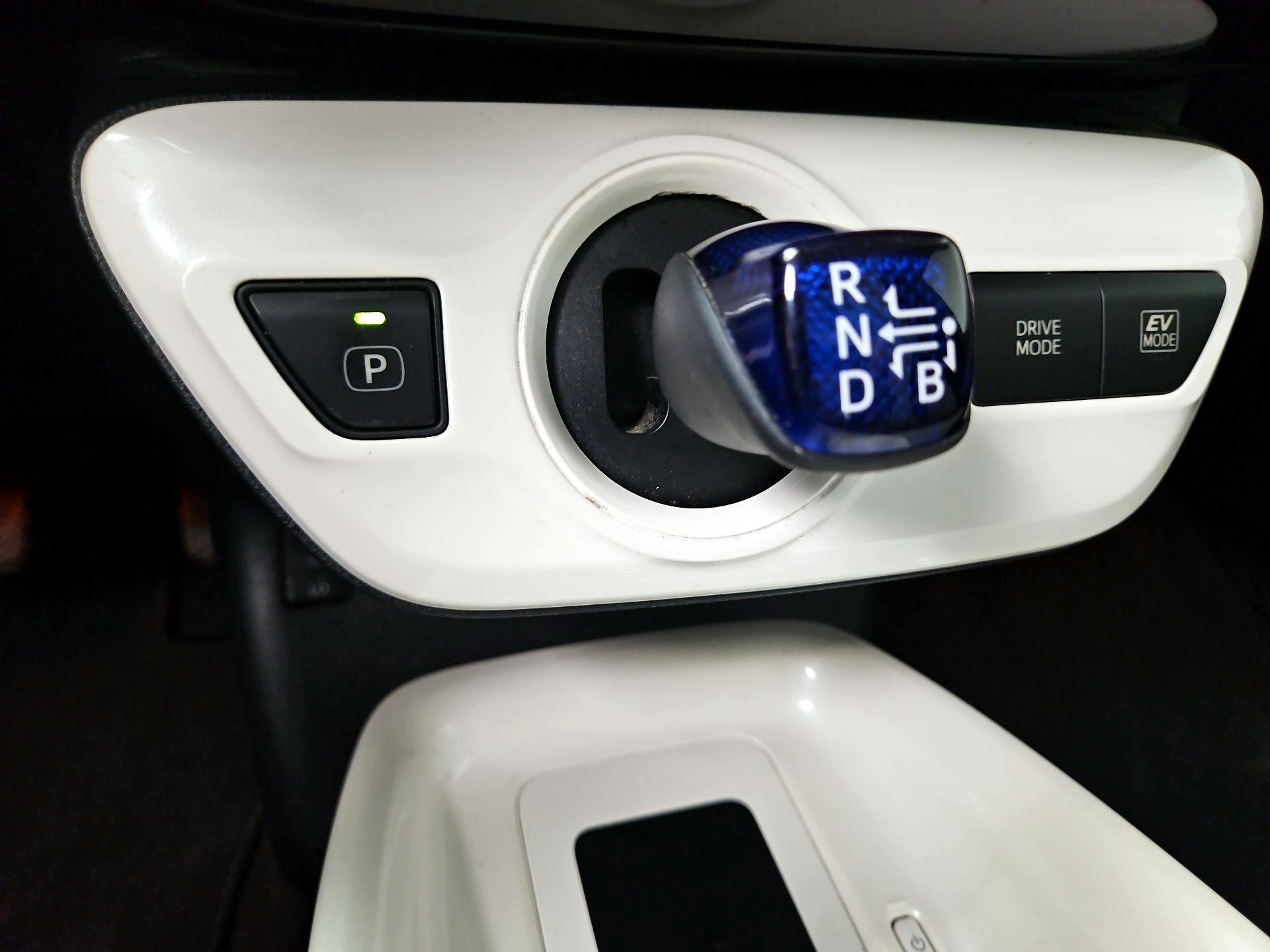 Thumbnail: 2016 Toyota Prius - 18