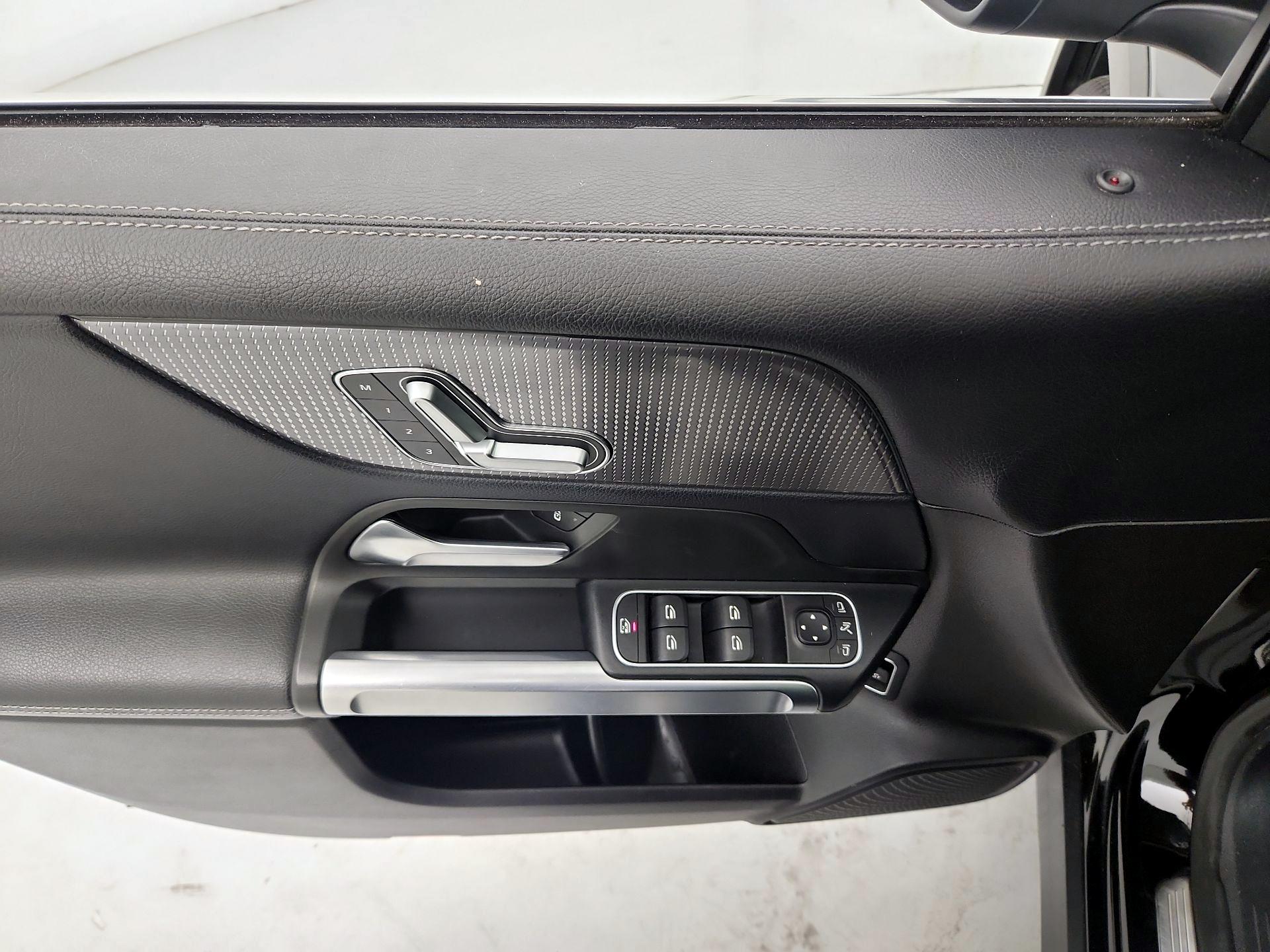 Thumbnail: 2020 Mercedes-Benz GLB - 12