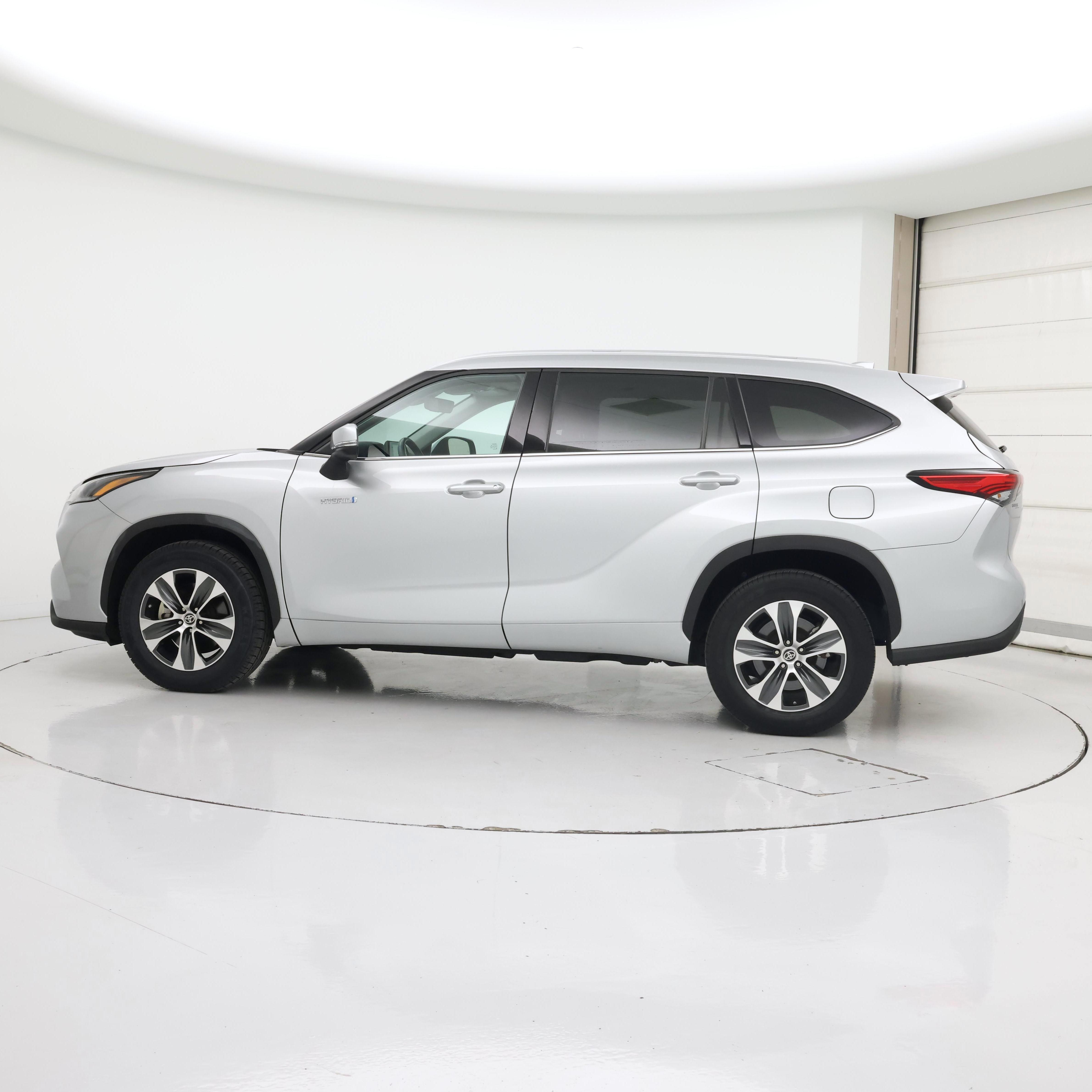Thumbnail: 2021 Toyota Highlander - 3