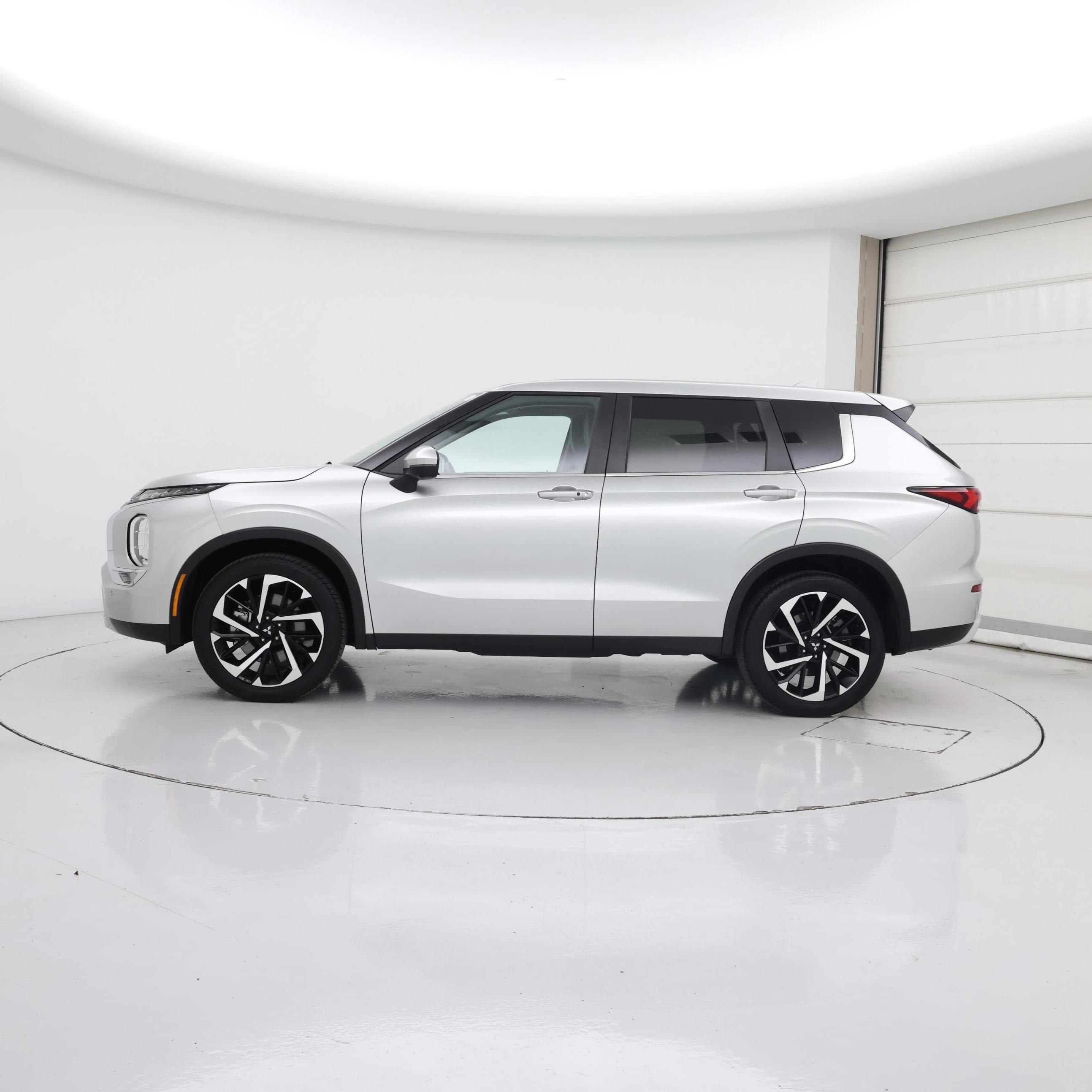 Thumbnail: 2024 Mitsubishi Outlander - 3