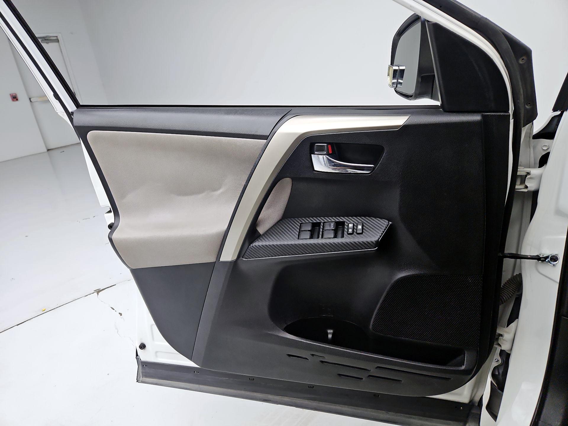 Thumbnail: 2015 Toyota RAV4 - 12