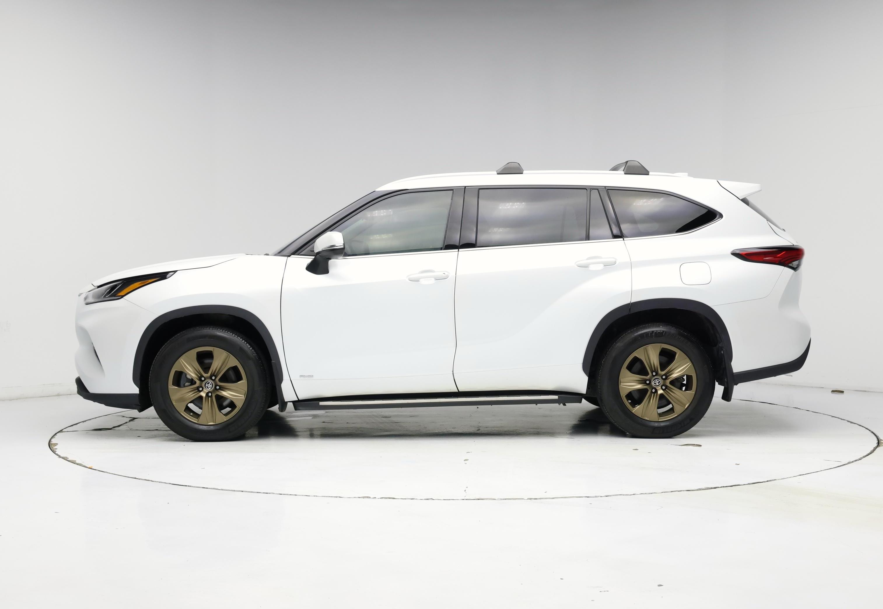 Thumbnail: 2022 Toyota Highlander - 3