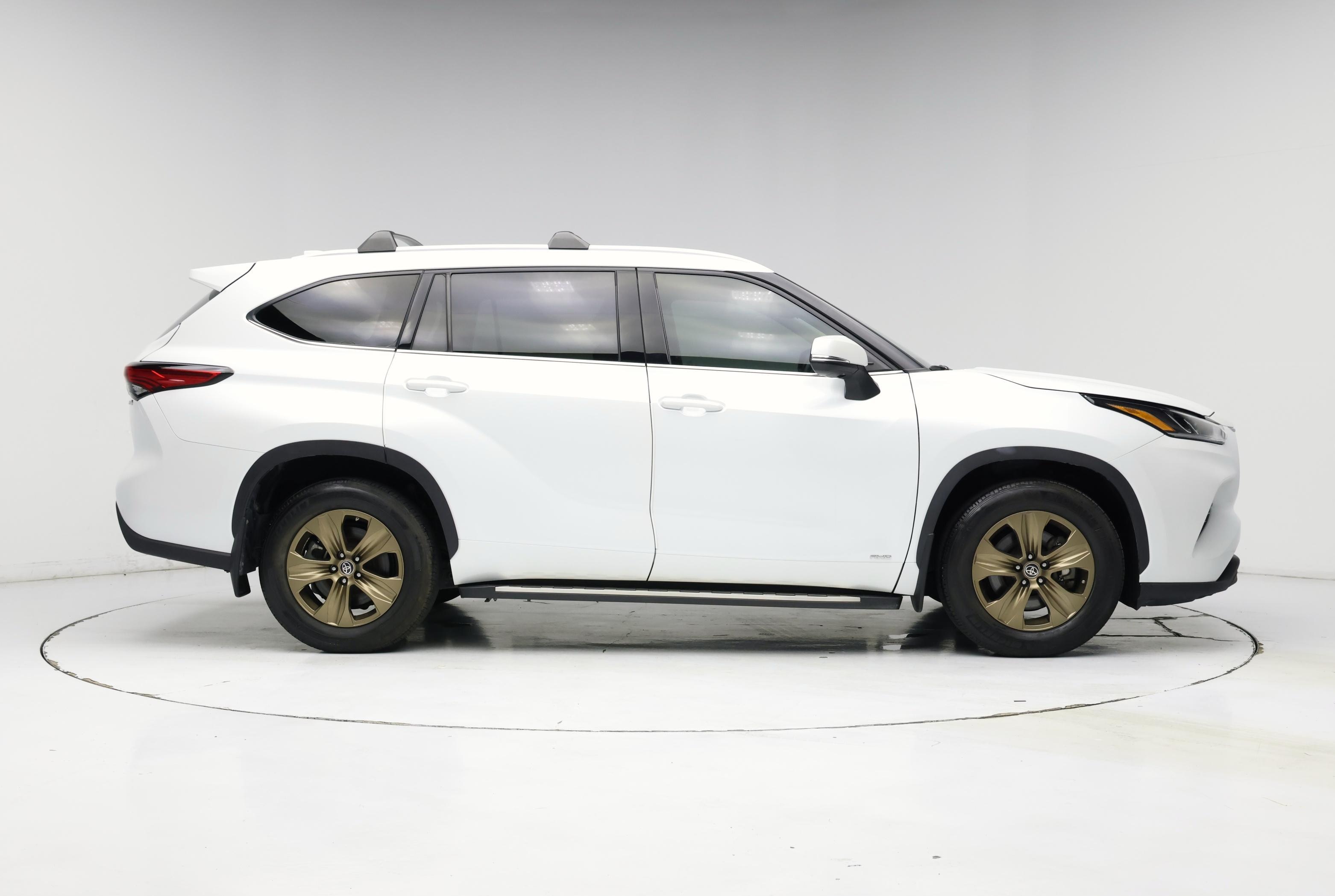 Thumbnail: 2022 Toyota Highlander - 7