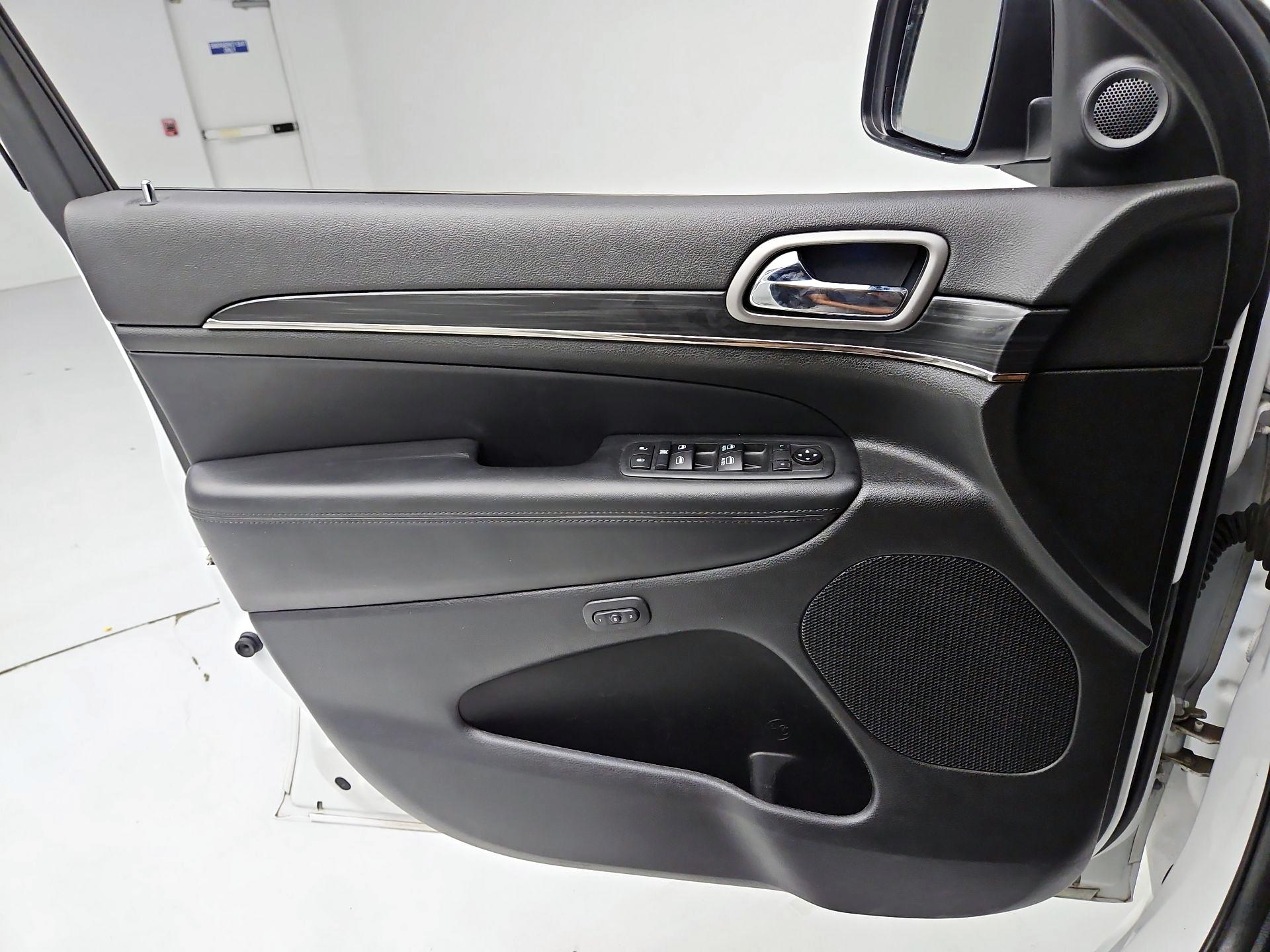 Thumbnail: 2020 Jeep Grand Cherokee - 12