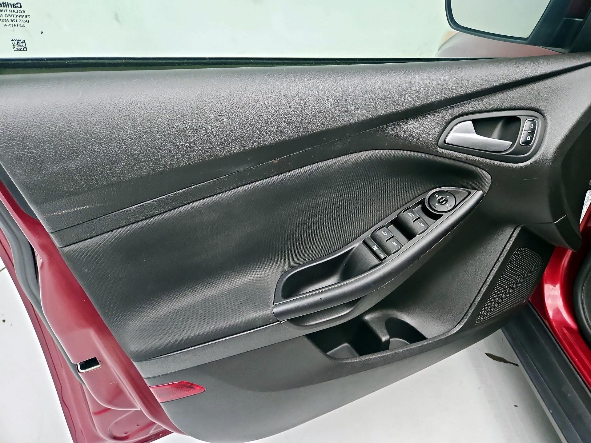 Thumbnail: 2015 Ford Focus - 12