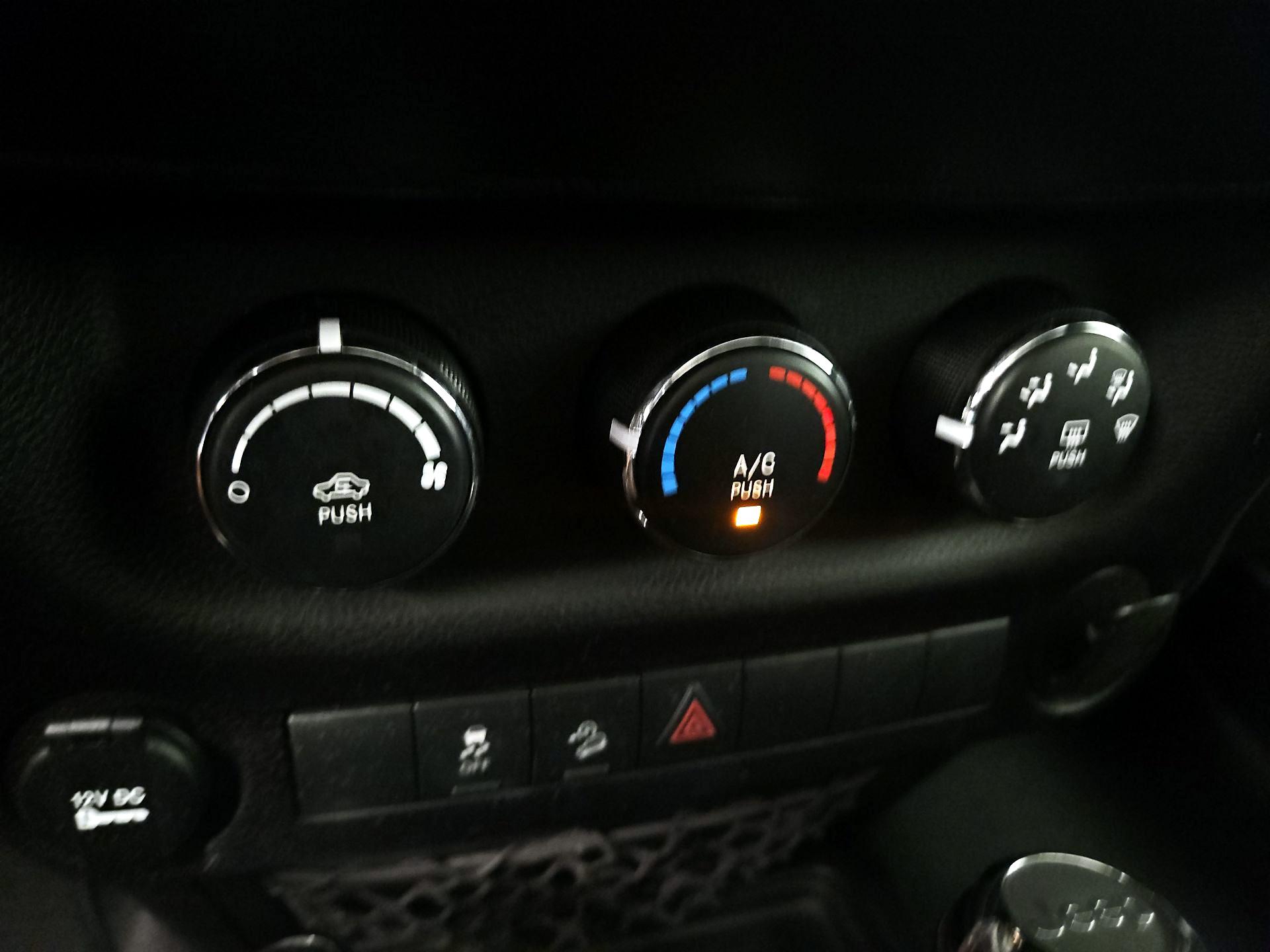 Thumbnail: 2015 Jeep Wrangler - 14