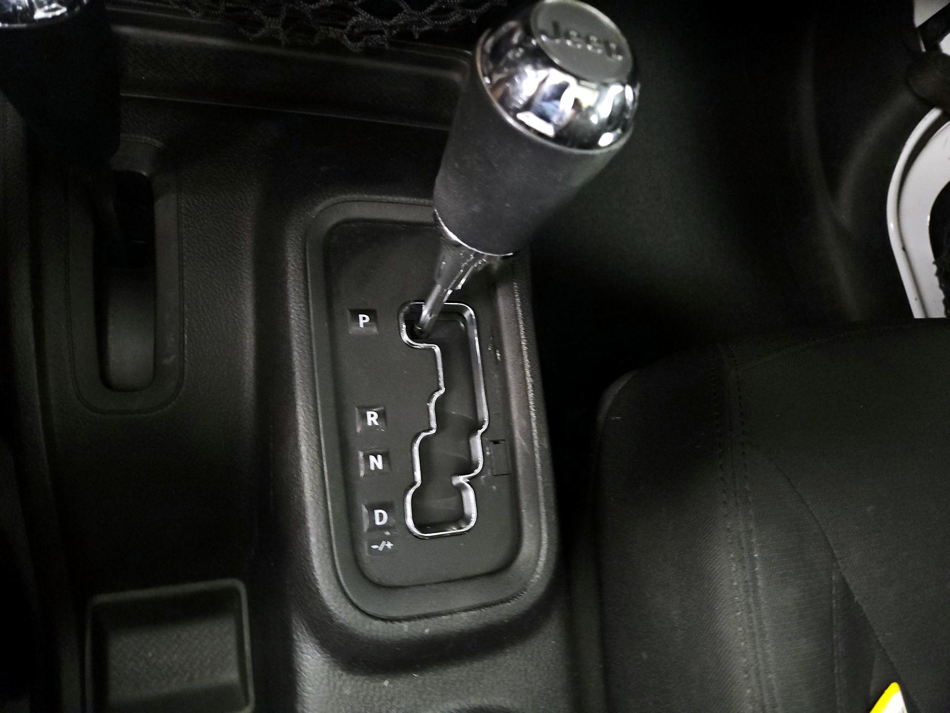 Thumbnail: 2015 Jeep Wrangler - 15