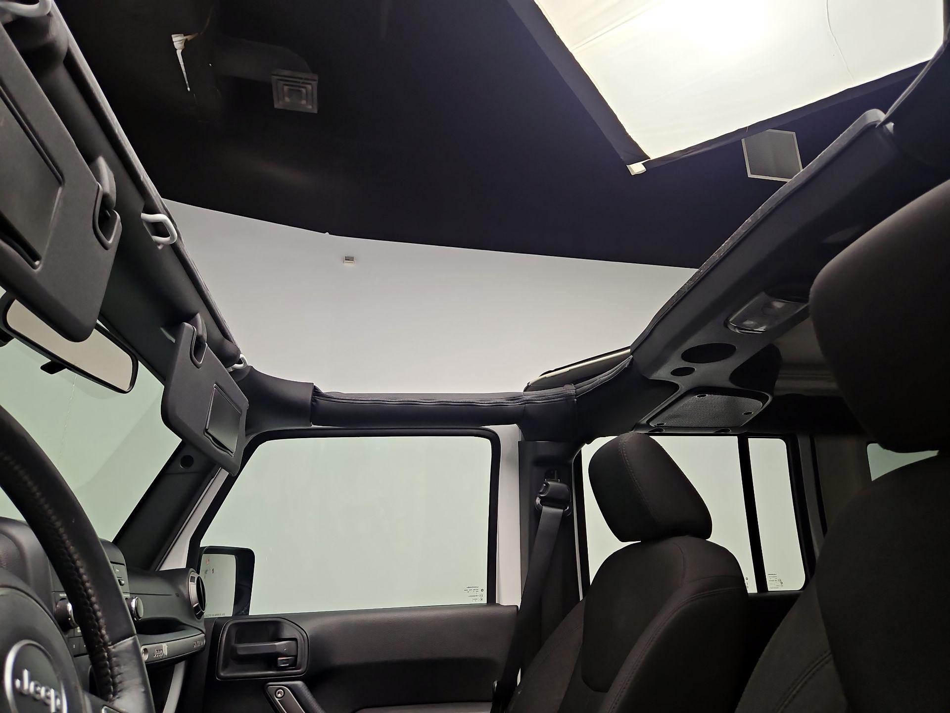 Thumbnail: 2015 Jeep Wrangler - 16