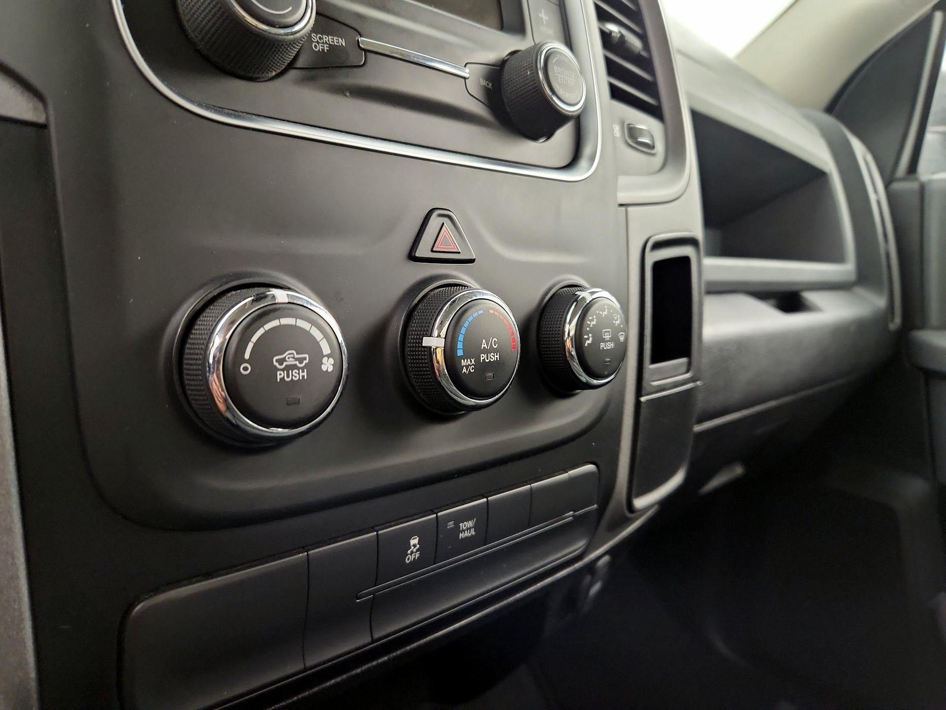 Thumbnail: 2020 RAM 1500 Classic - 16