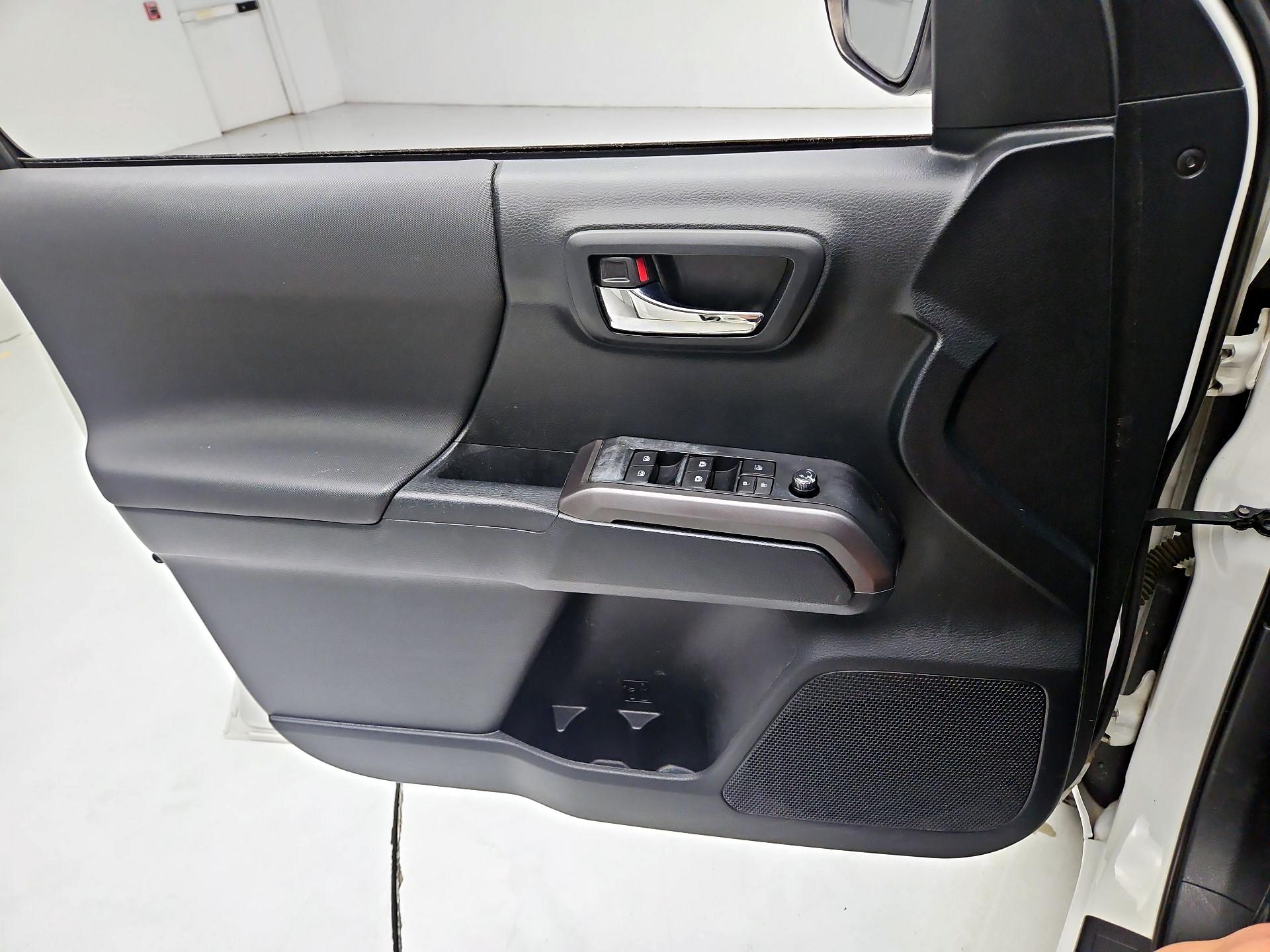 Thumbnail: 2016 Toyota Tacoma - 10