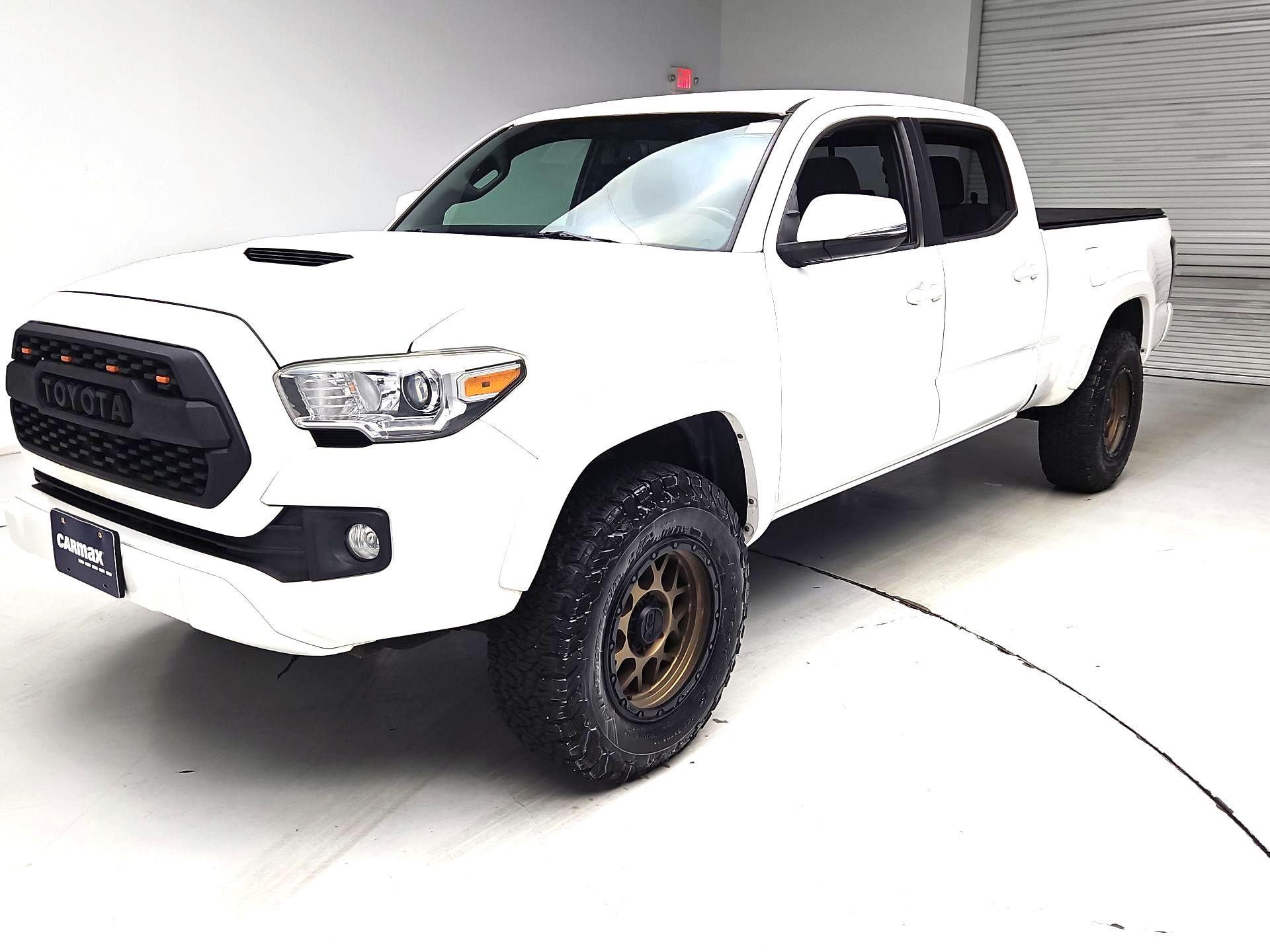Thumbnail: 2016 Toyota Tacoma - 3
