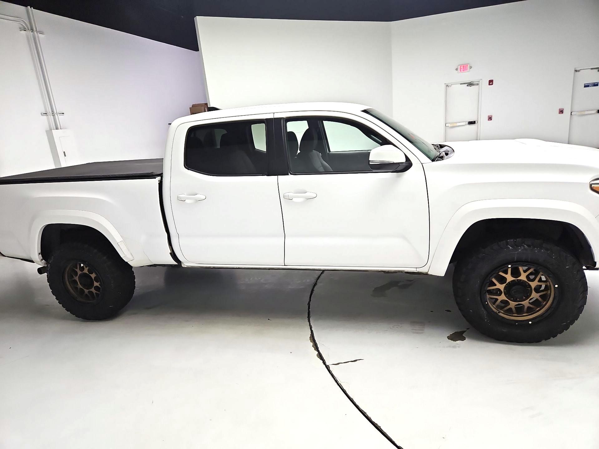 Thumbnail: 2016 Toyota Tacoma - 4