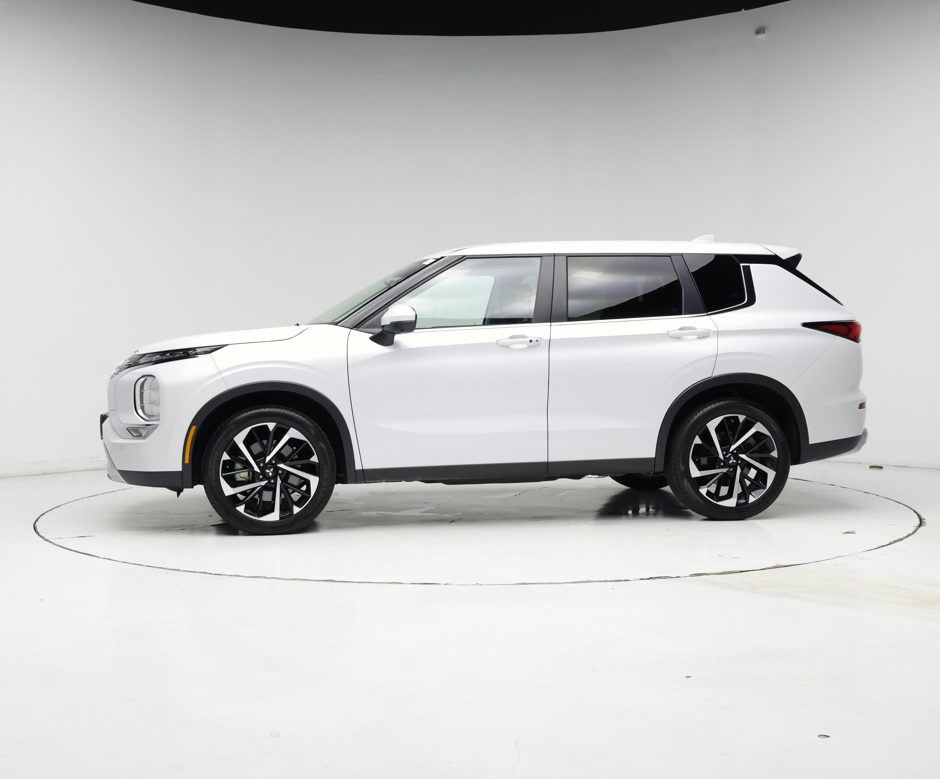 Thumbnail: 2022 Mitsubishi Outlander - 3