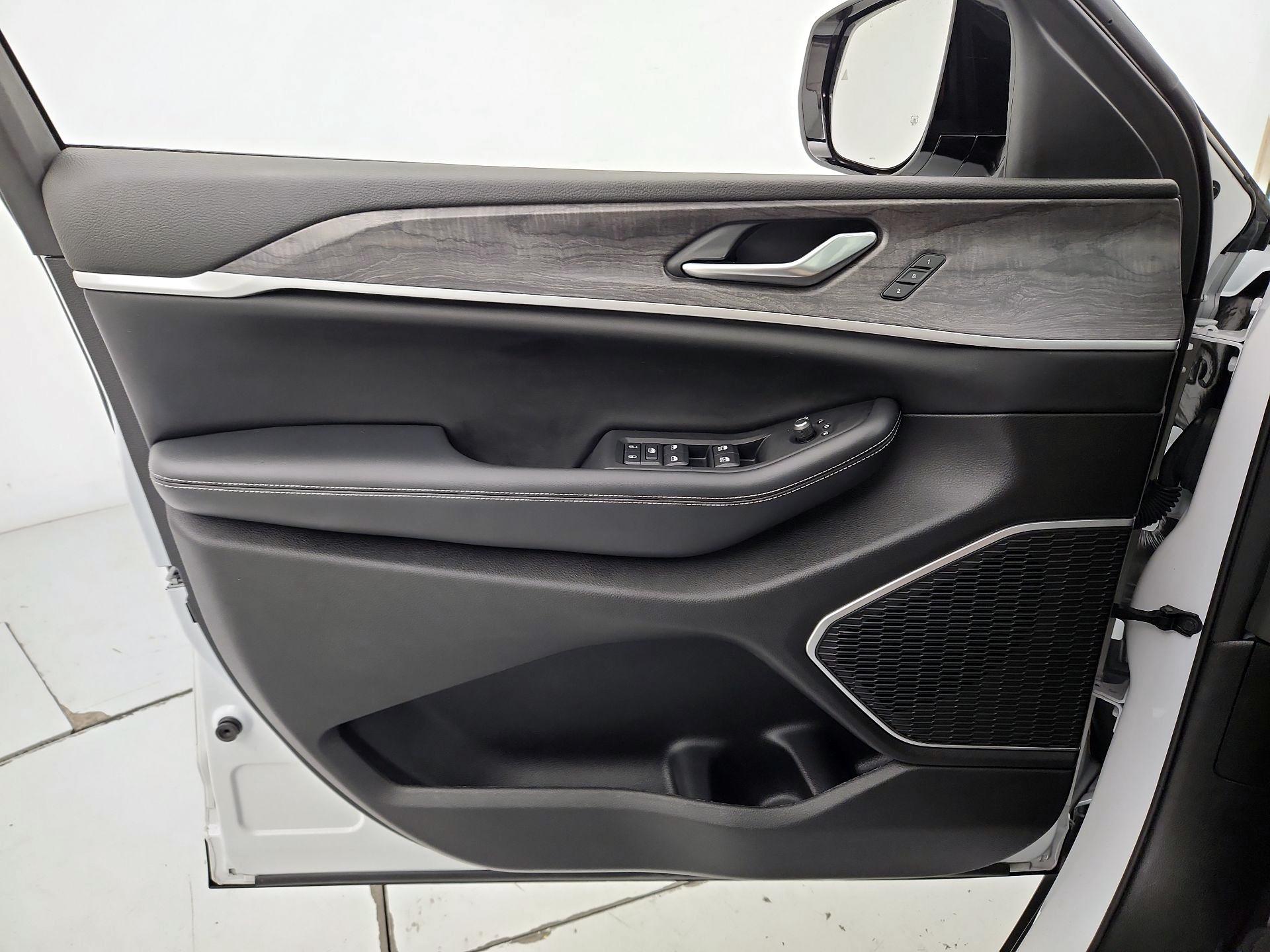 Thumbnail: 2022 Jeep Grand Cherokee - 12