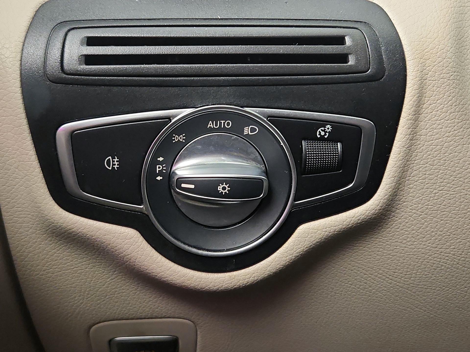 Thumbnail: 2022 Mercedes-Benz GLC - 13