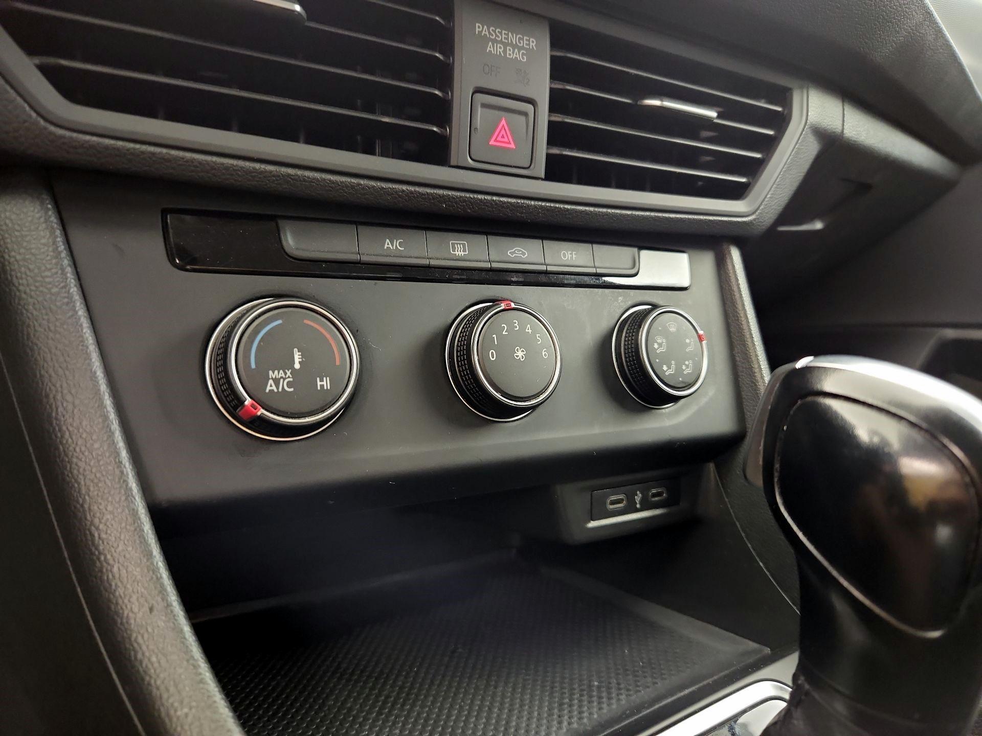 Thumbnail: 2021 Volkswagen Jetta - 16