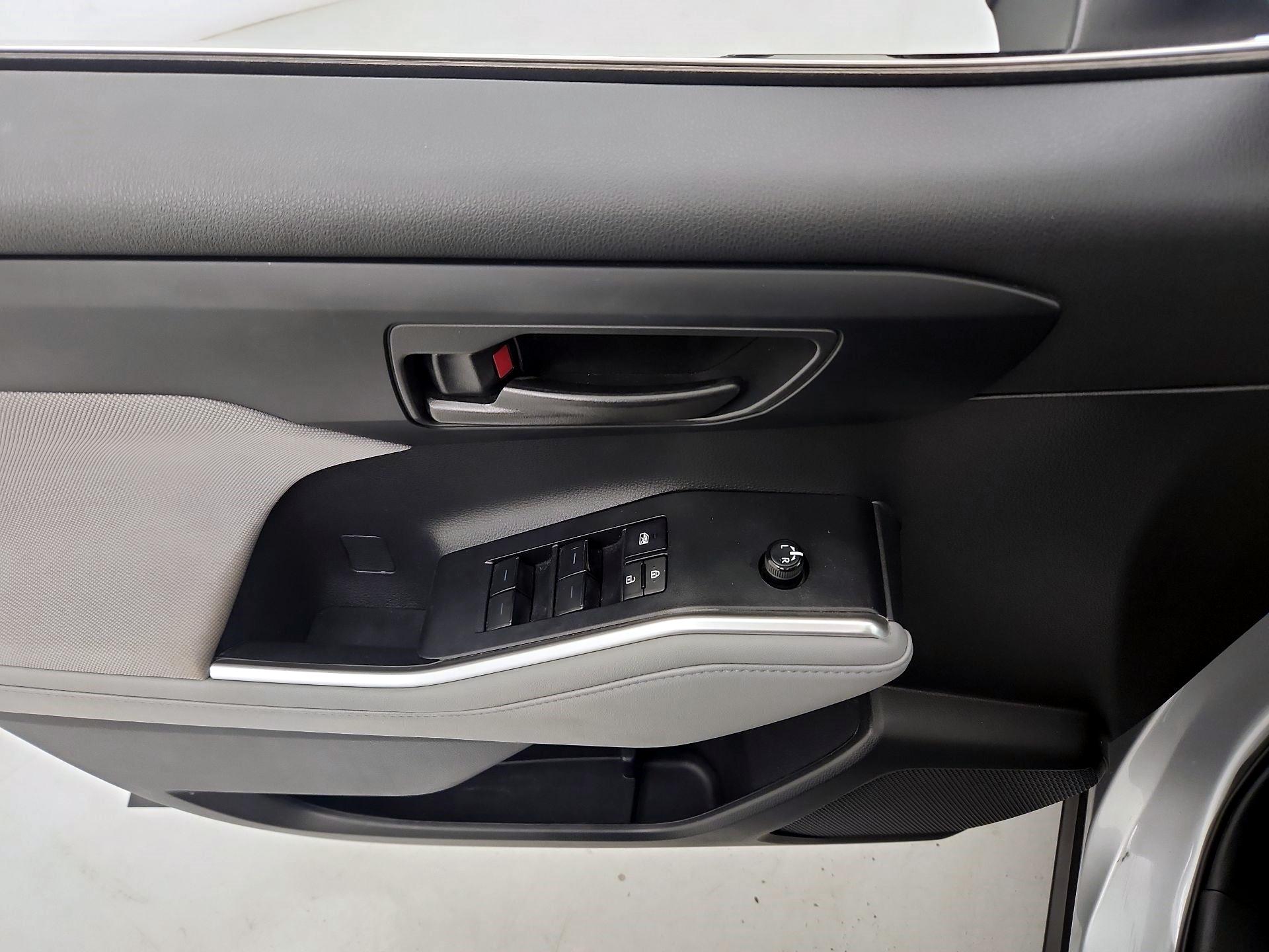 Thumbnail: 2023 Toyota Highlander - 12