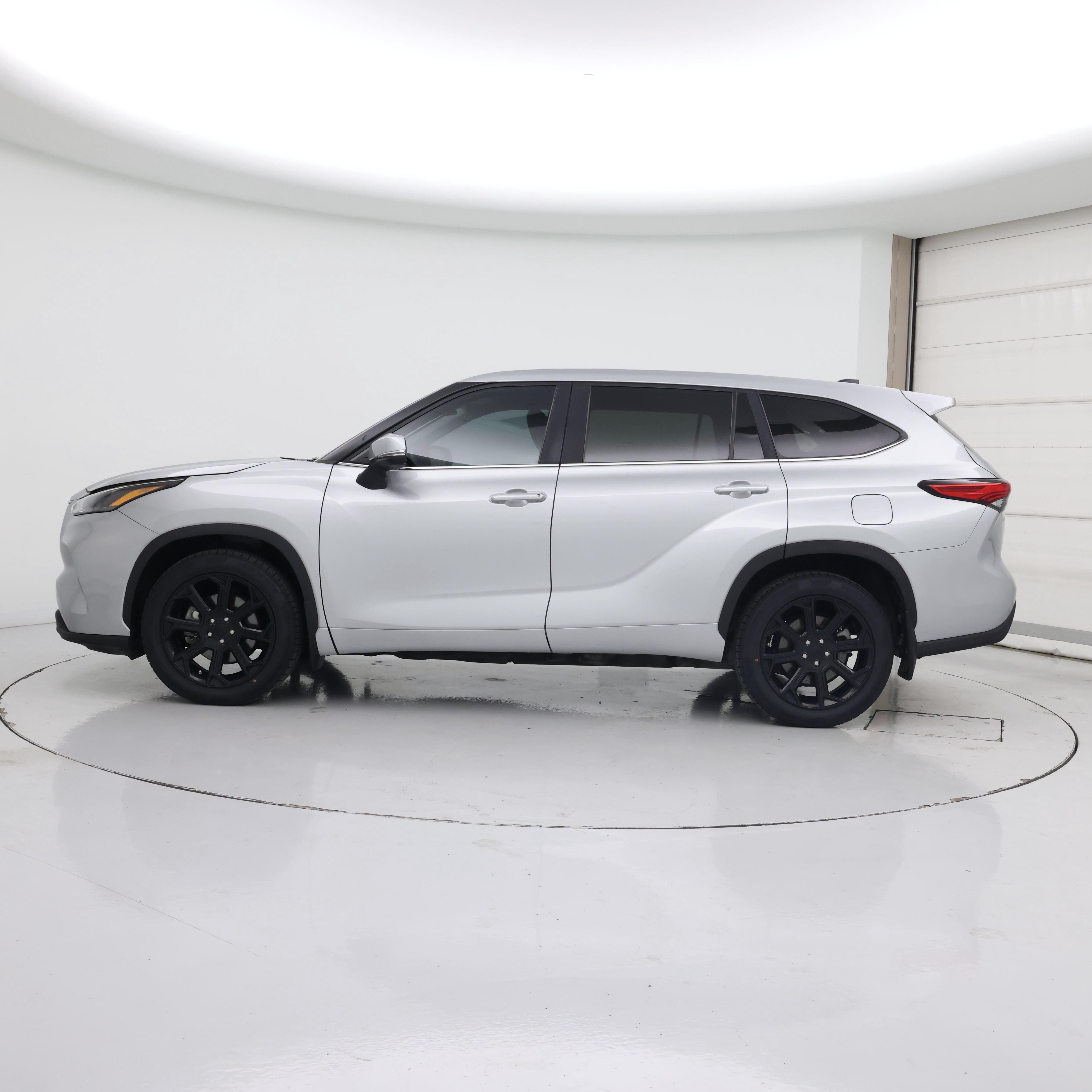 Thumbnail: 2023 Toyota Highlander - 3