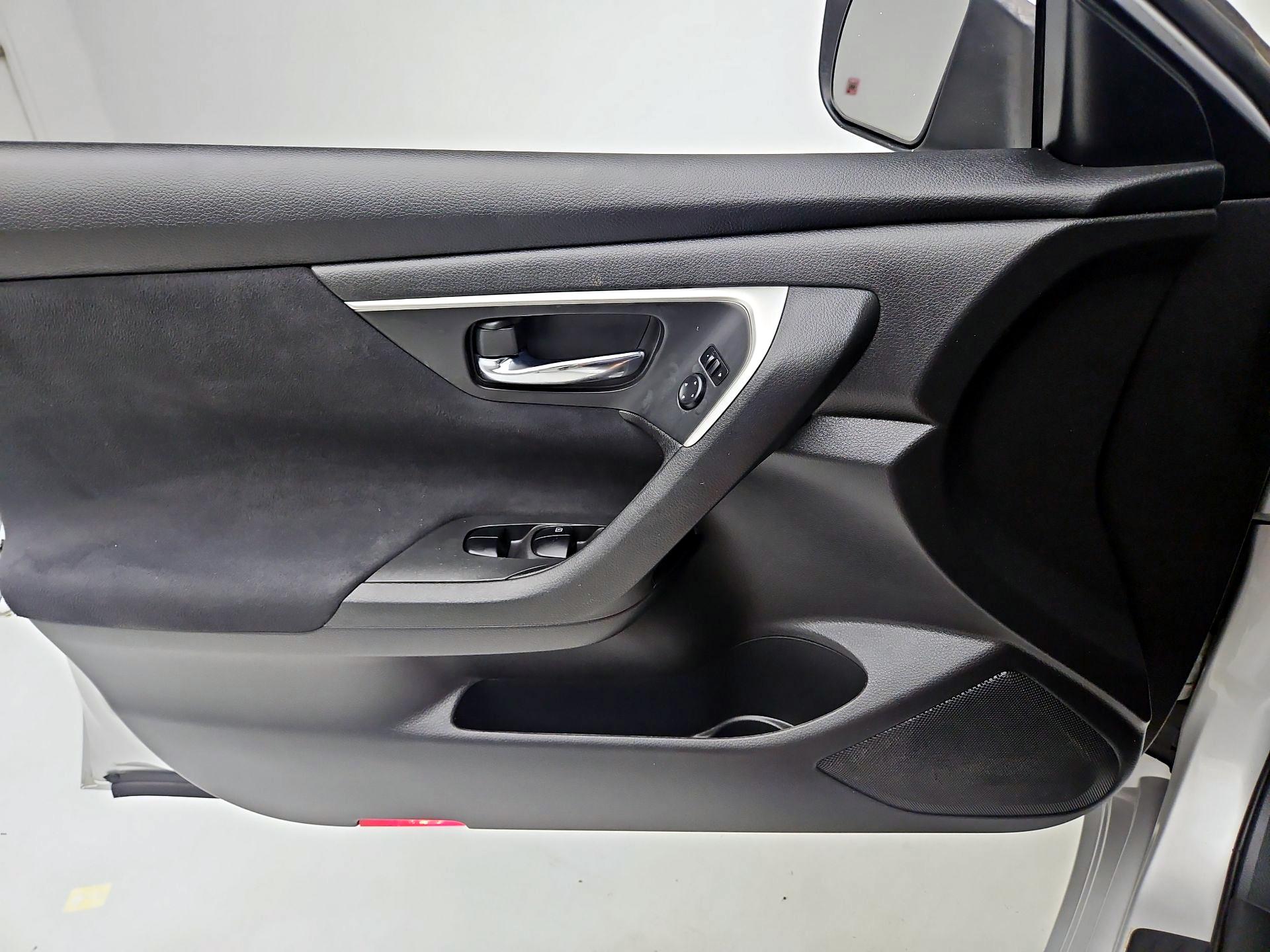 Thumbnail: 2015 Nissan Altima - 12