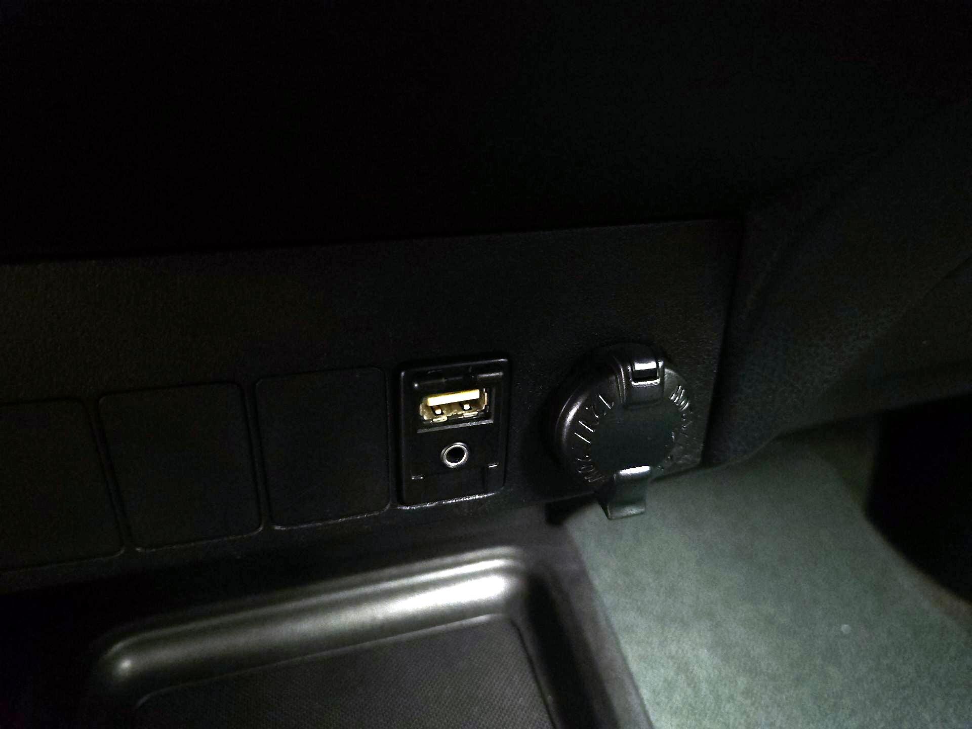 Thumbnail: 2015 Toyota RAV4 - 18