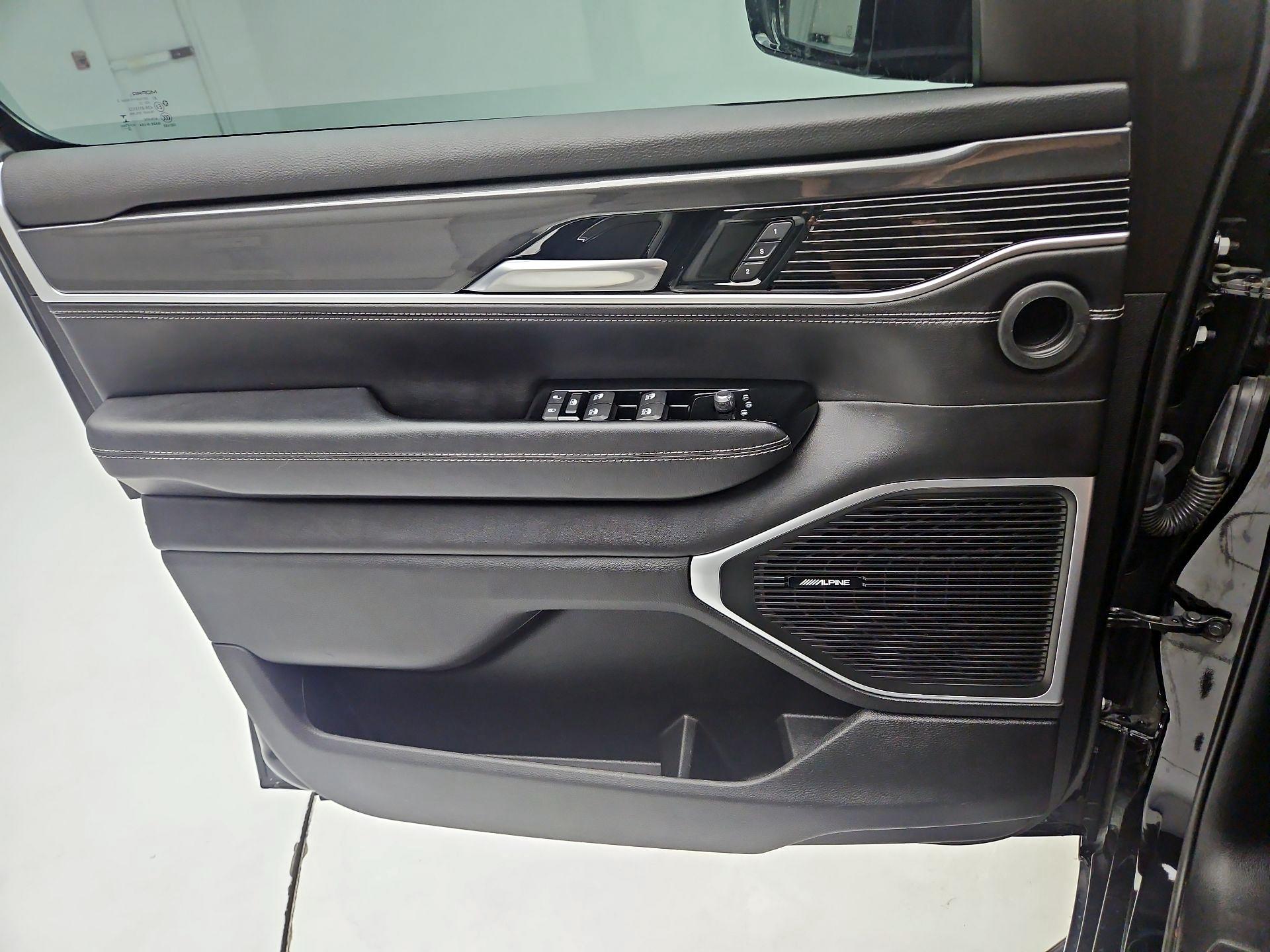 Thumbnail: 2023 Jeep Wagoneer - 10