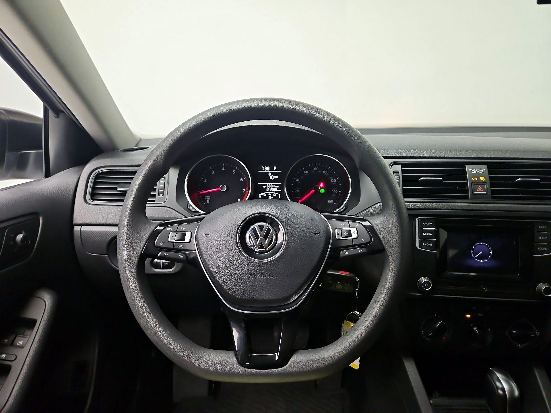Thumbnail: 2016 Volkswagen Jetta - 10