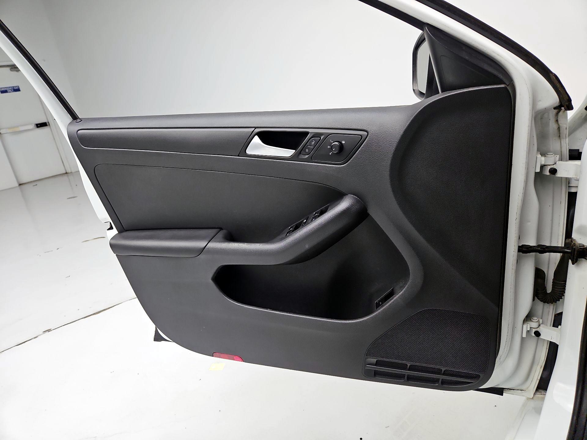 Thumbnail: 2016 Volkswagen Jetta - 12