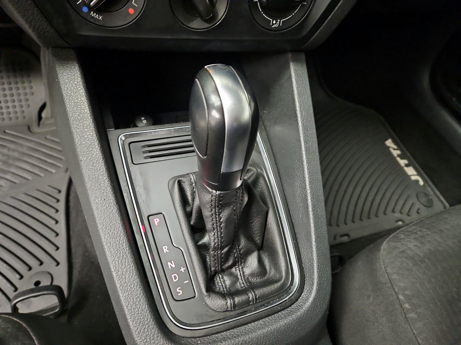 Thumbnail: 2016 Volkswagen Jetta - 16