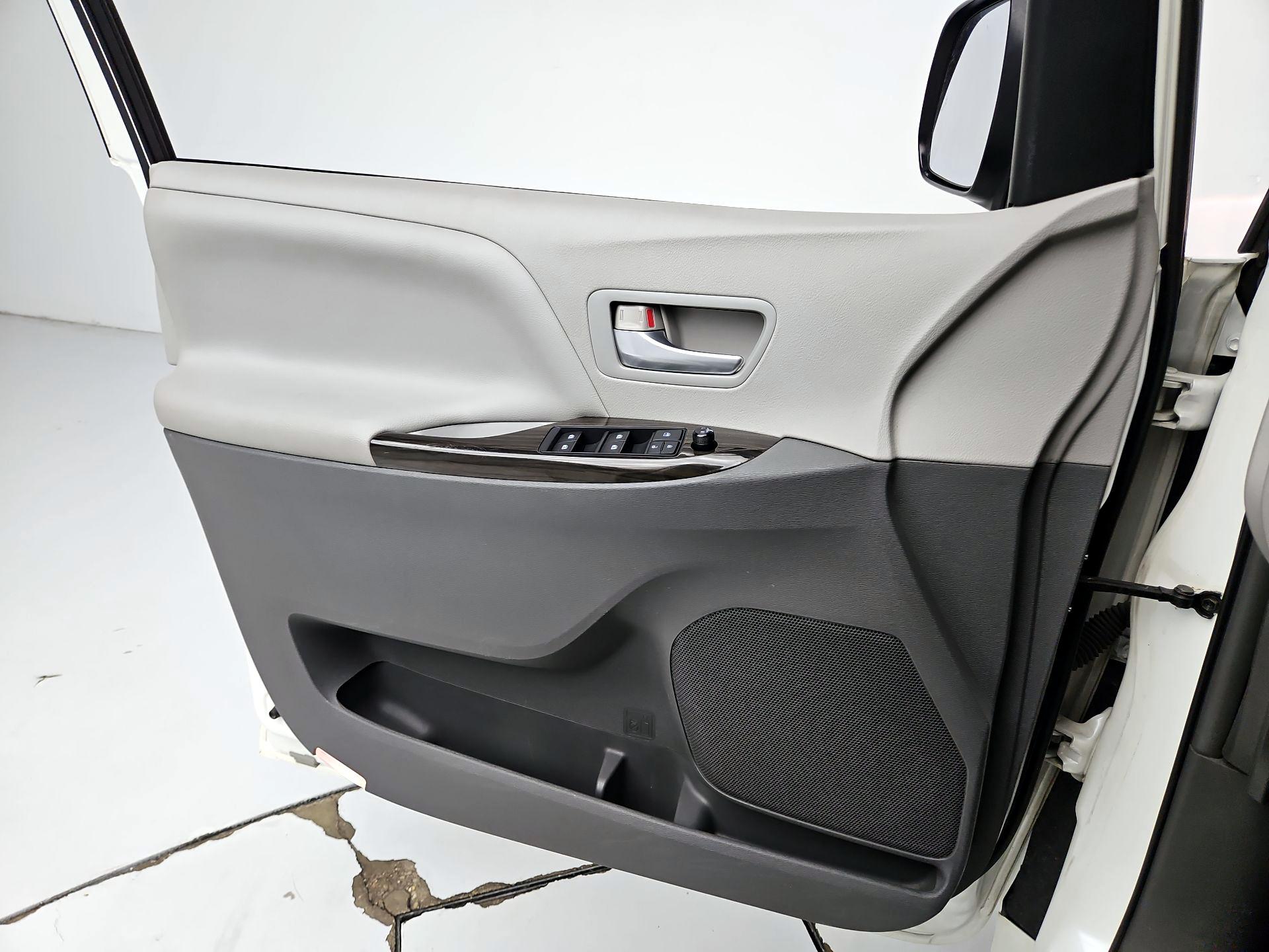 Thumbnail: 2015 Toyota Sienna - 10