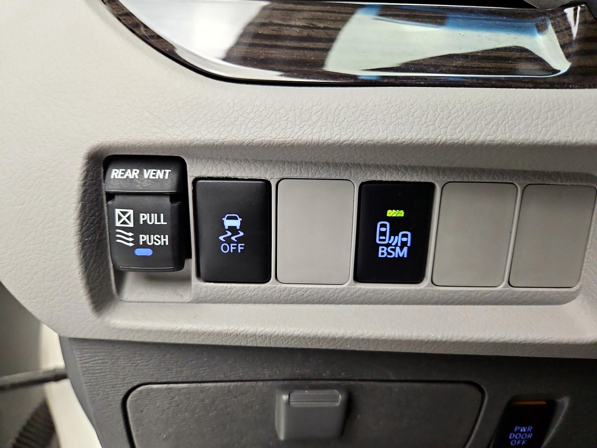 Thumbnail: 2015 Toyota Sienna - 11