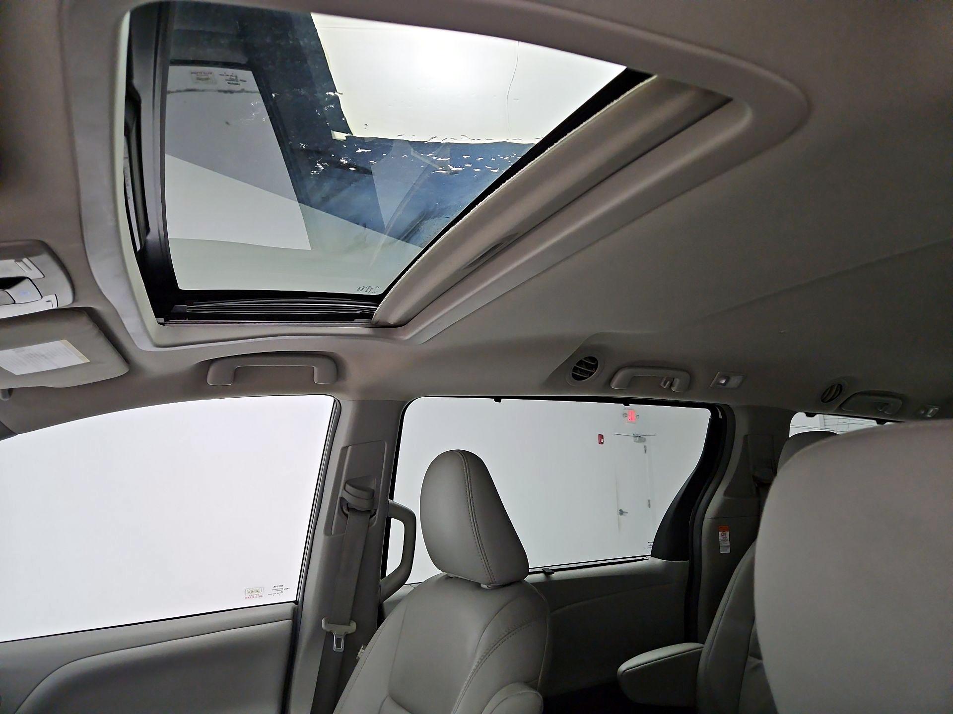 Thumbnail: 2015 Toyota Sienna - 17
