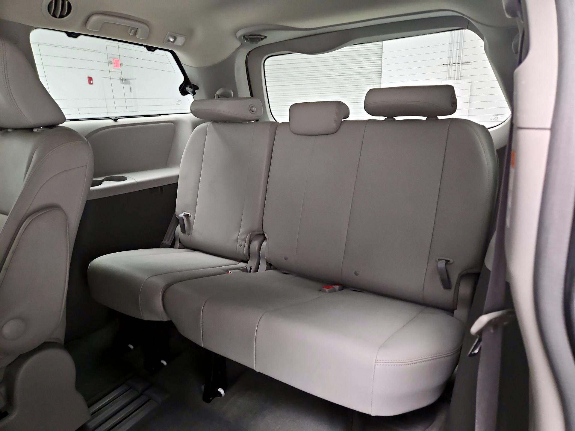 Thumbnail: 2015 Toyota Sienna - 19