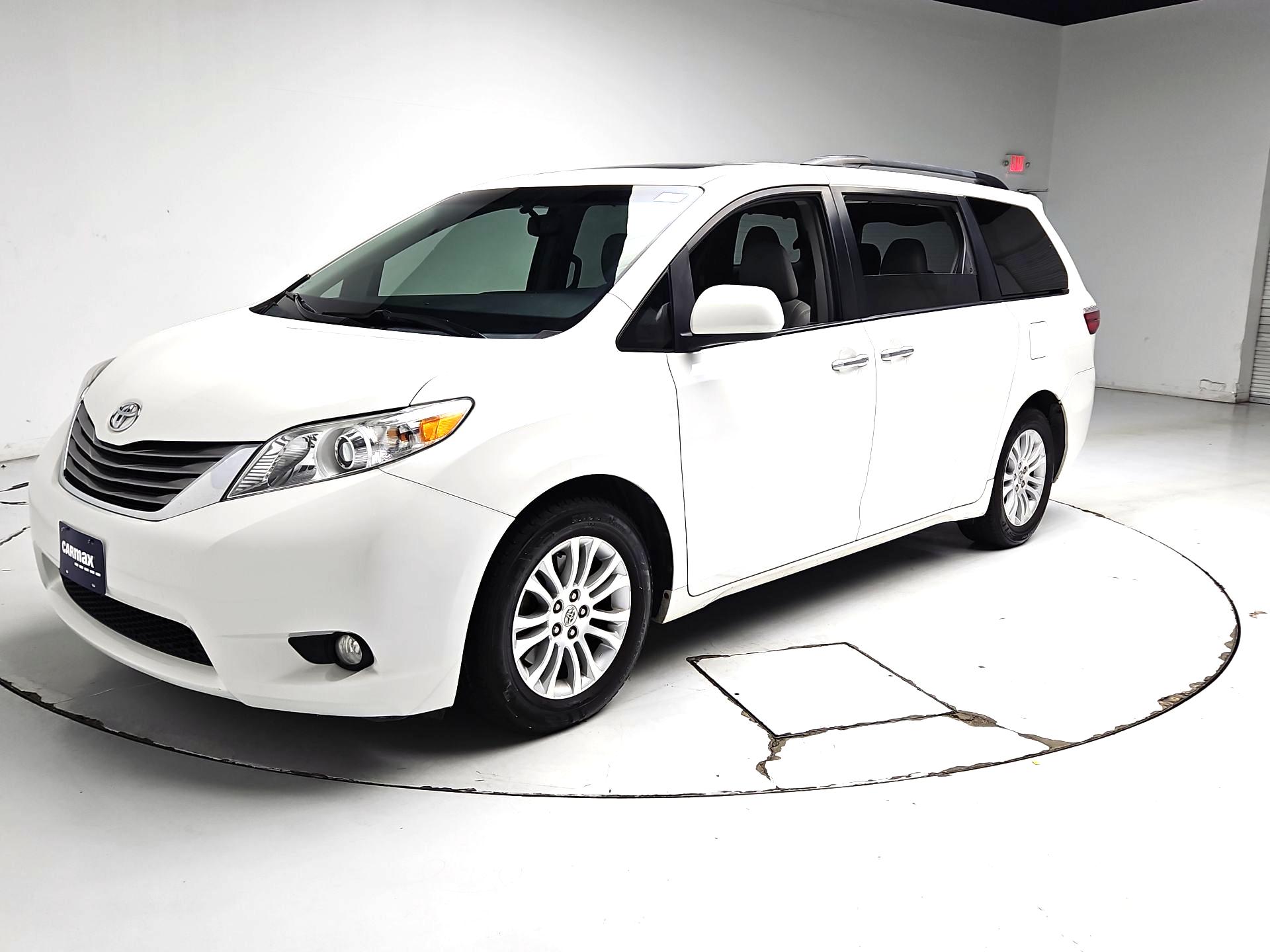 Thumbnail: 2015 Toyota Sienna - 3