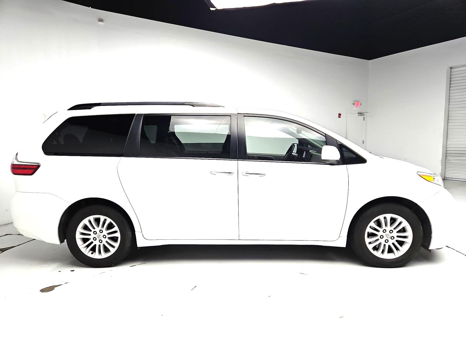 Thumbnail: 2015 Toyota Sienna - 4