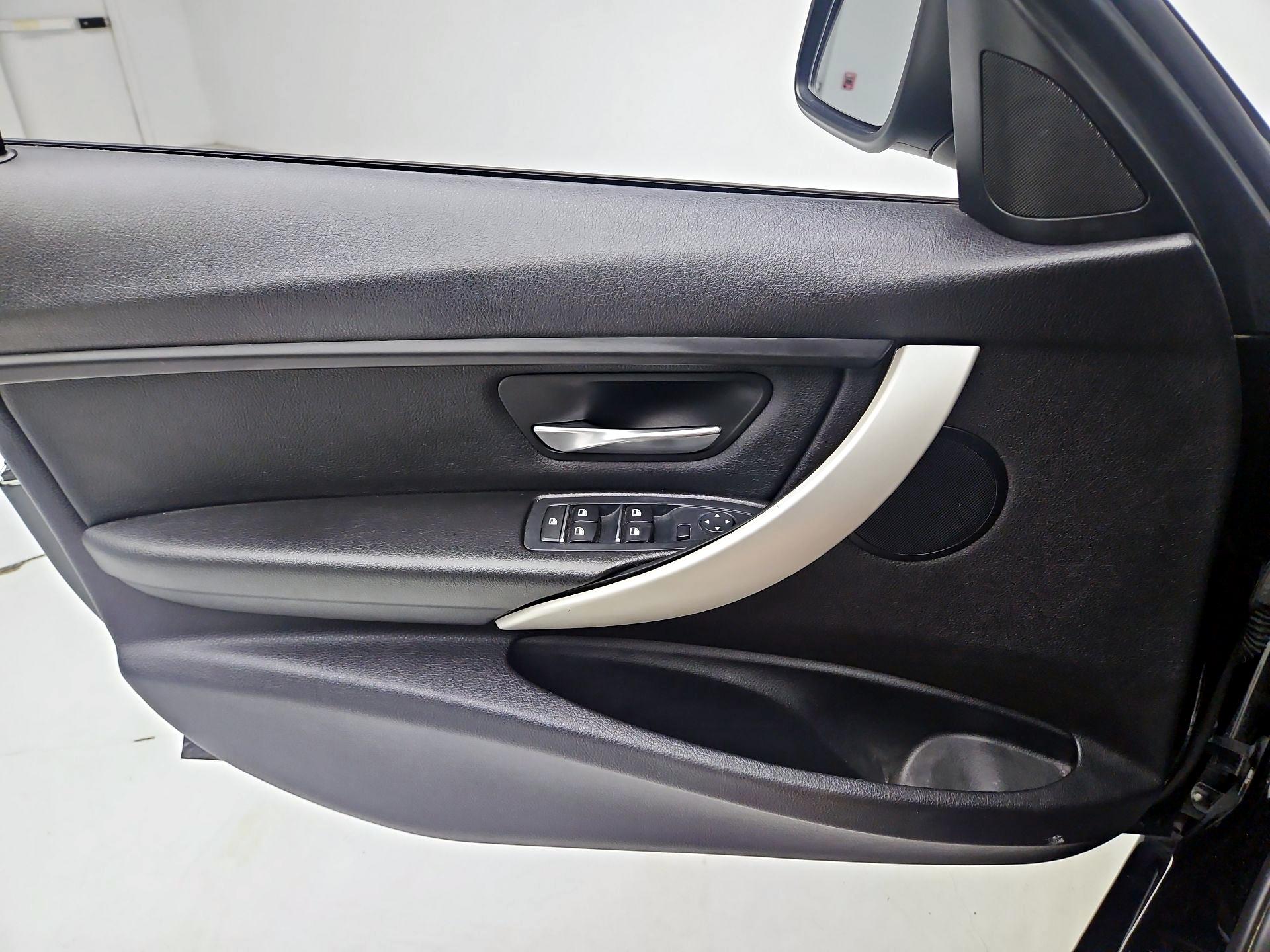 Thumbnail: 2016 BMW 3 Series - 10