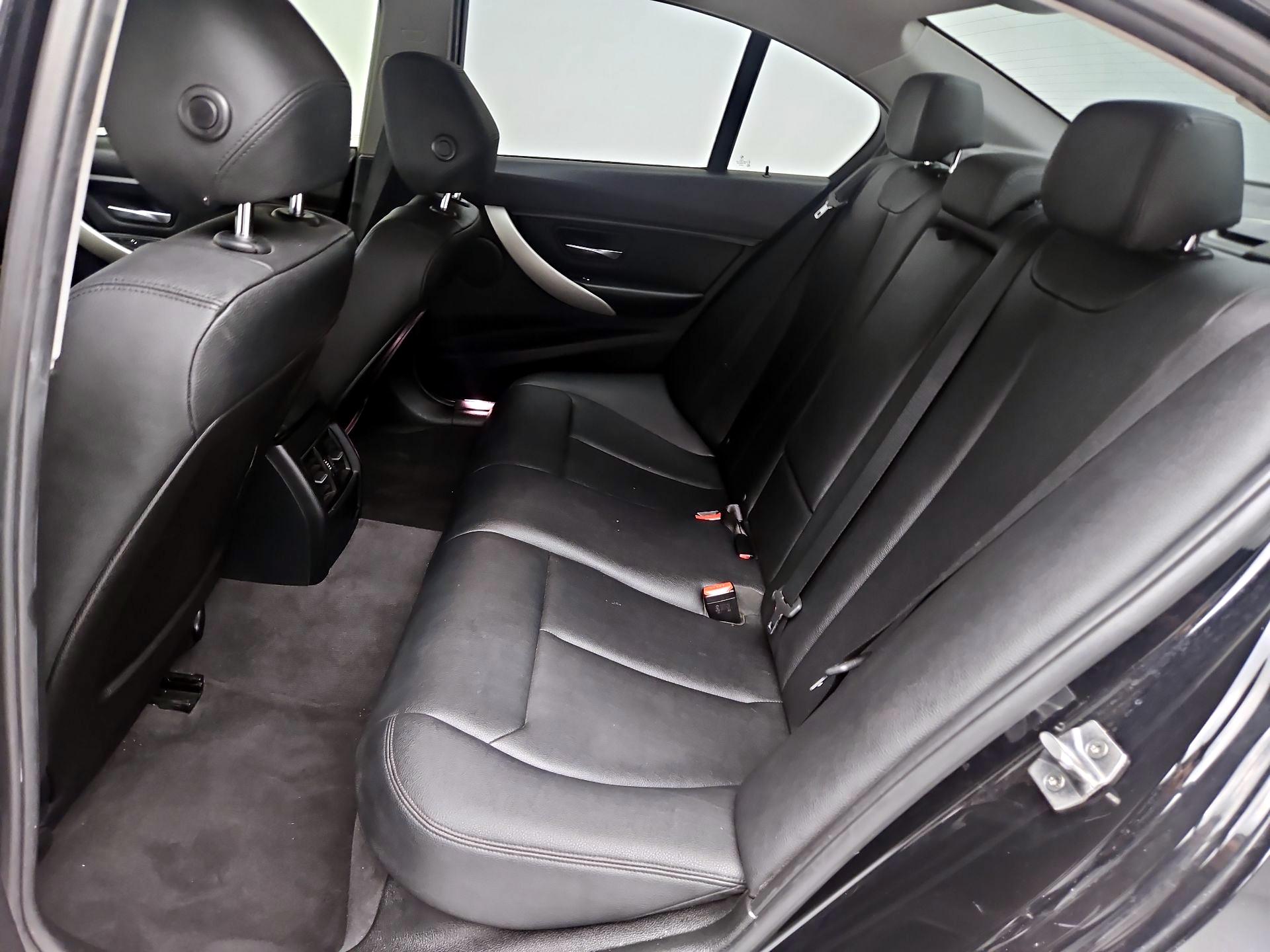 Thumbnail: 2016 BMW 3 Series - 16