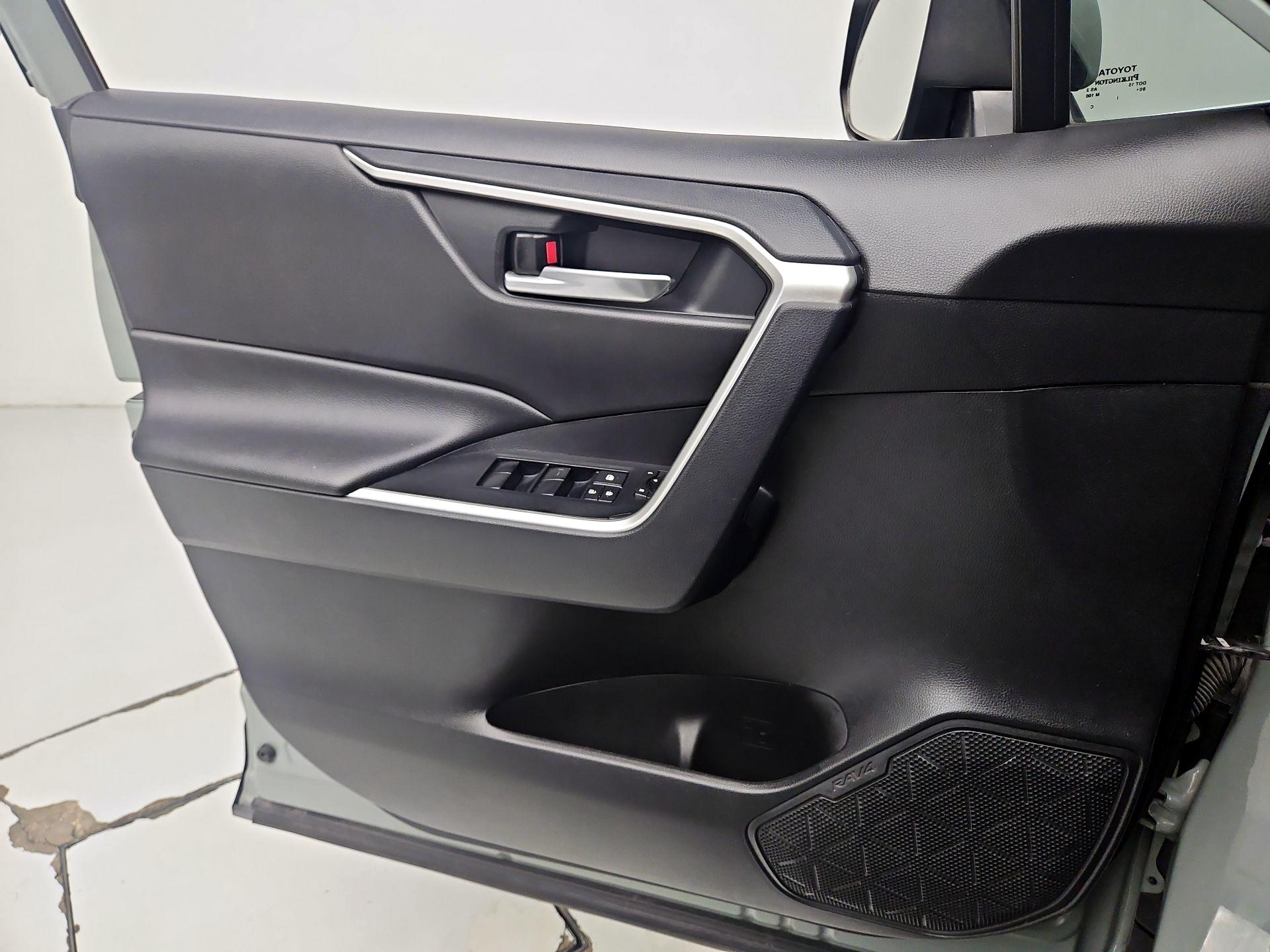 Thumbnail: 2019 Toyota RAV4 - 12