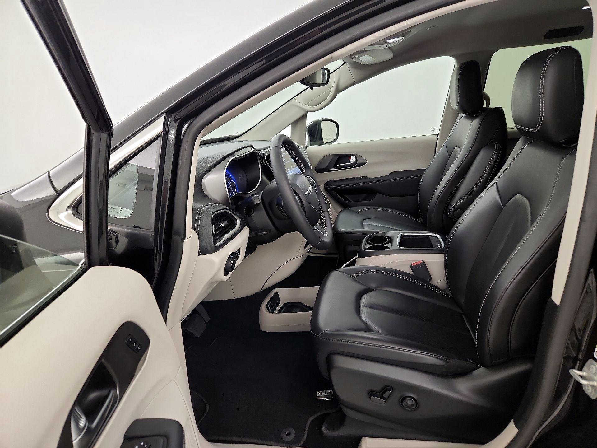 Thumbnail: 2023 Chrysler Pacifica - 11