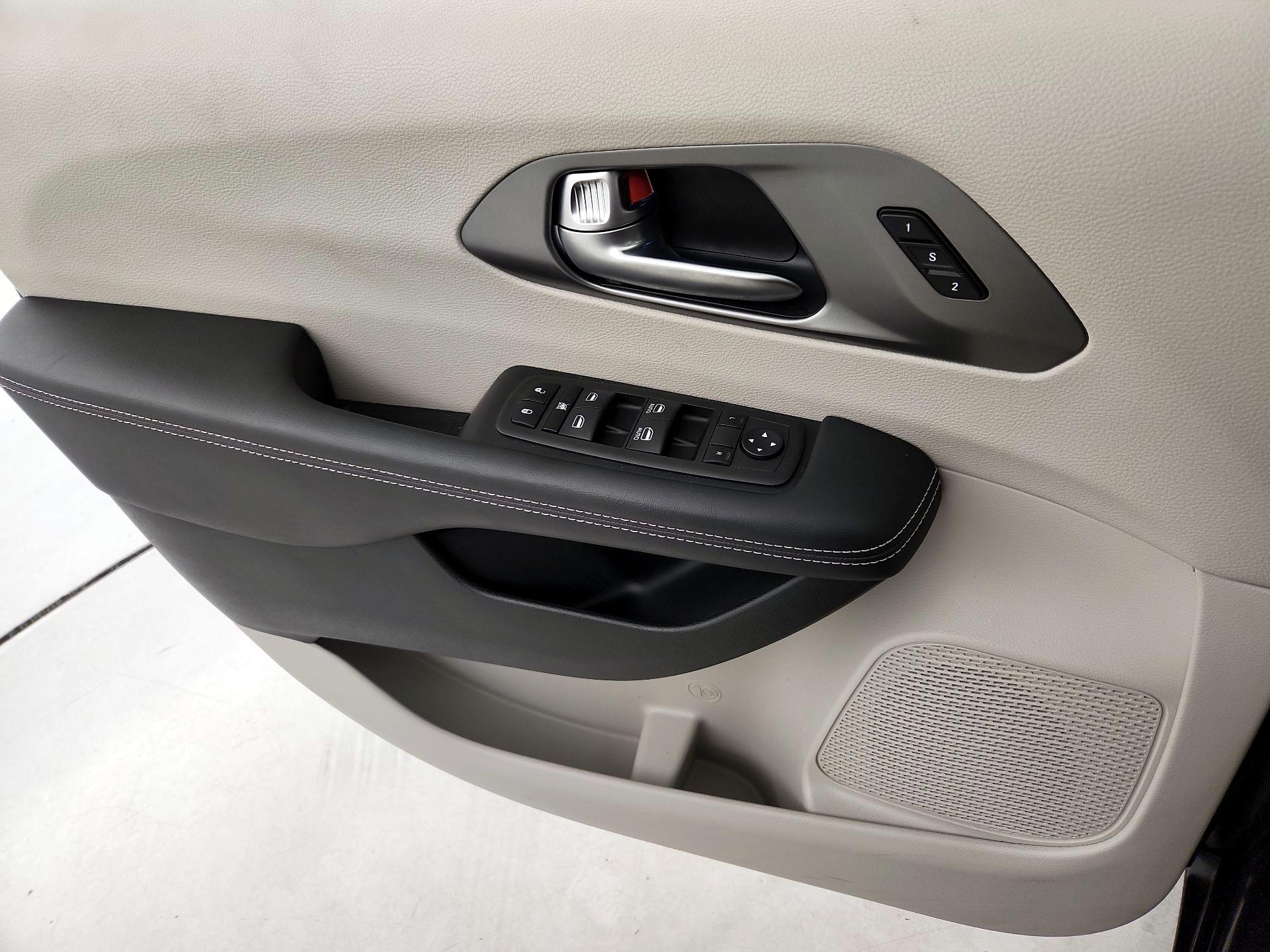 Thumbnail: 2023 Chrysler Pacifica - 12