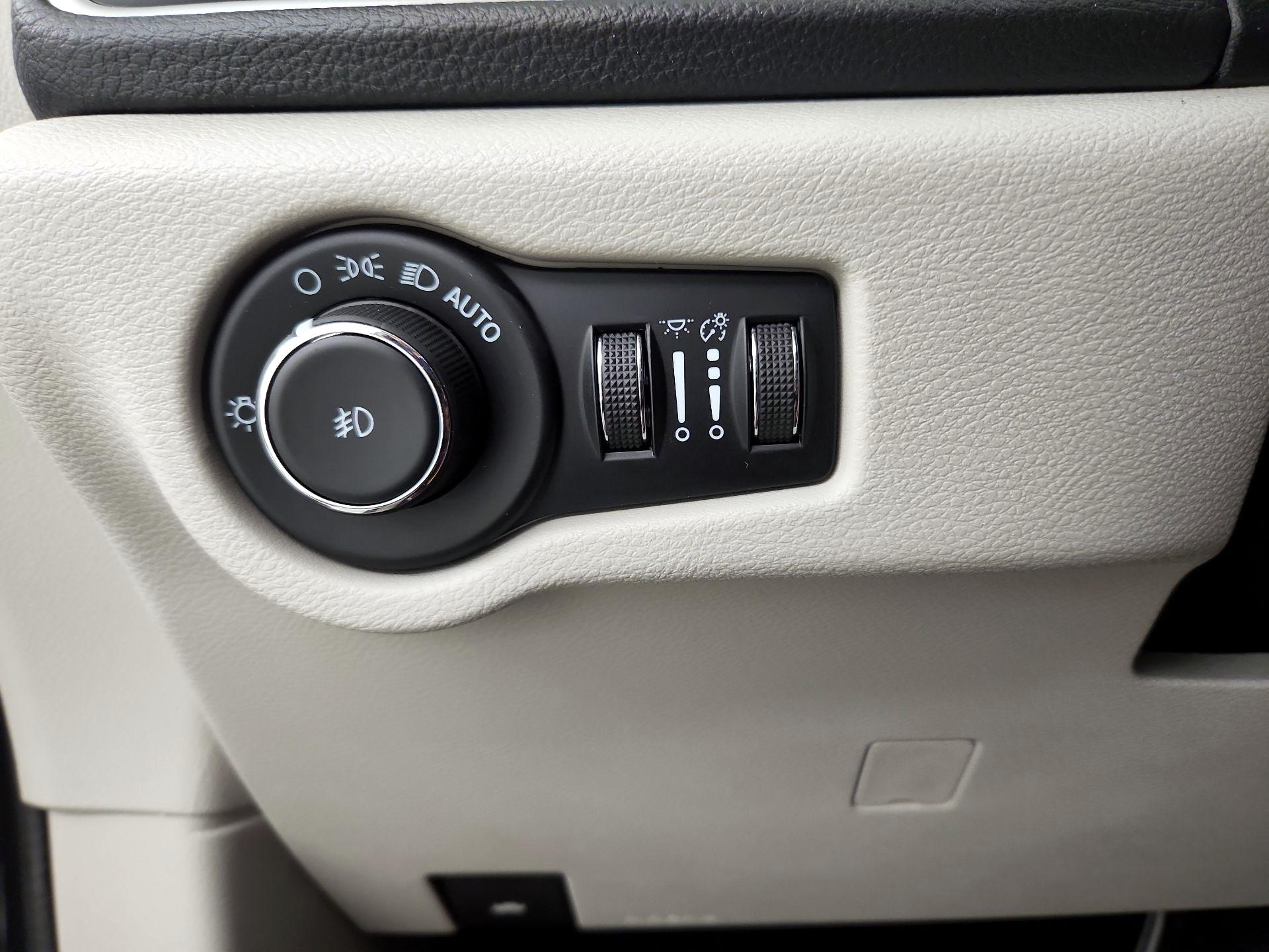 Thumbnail: 2023 Chrysler Pacifica - 13