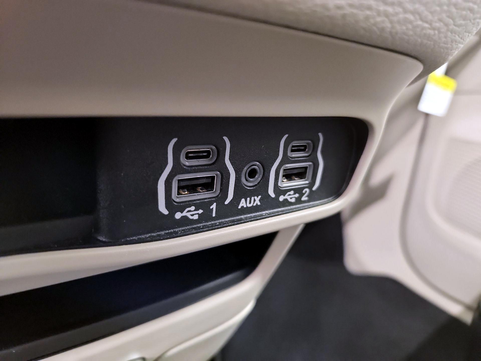 Thumbnail: 2023 Chrysler Pacifica - 18