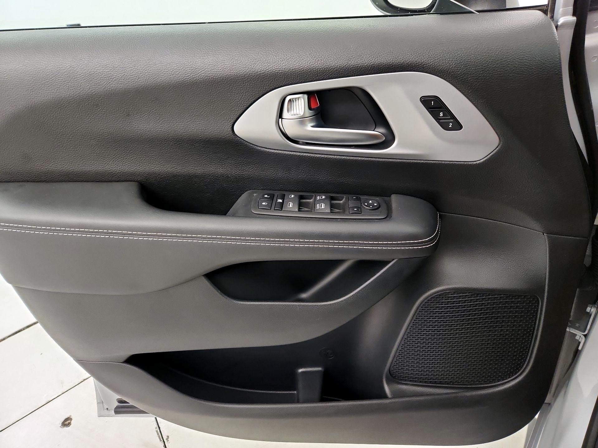 Thumbnail: 2023 Chrysler Pacifica - 12