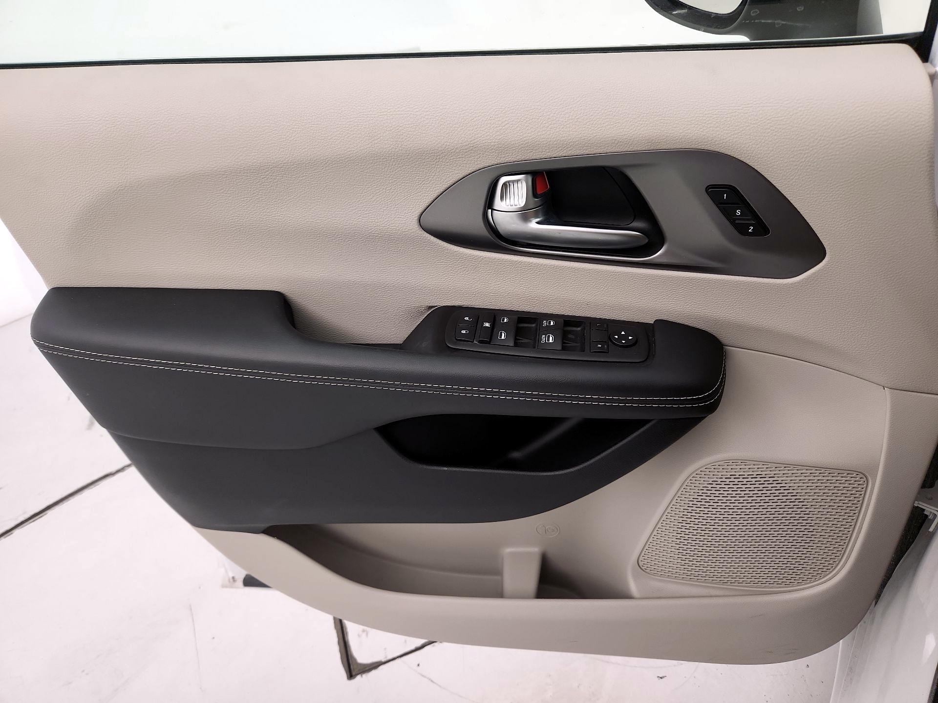 Thumbnail: 2023 Chrysler Pacifica - 12