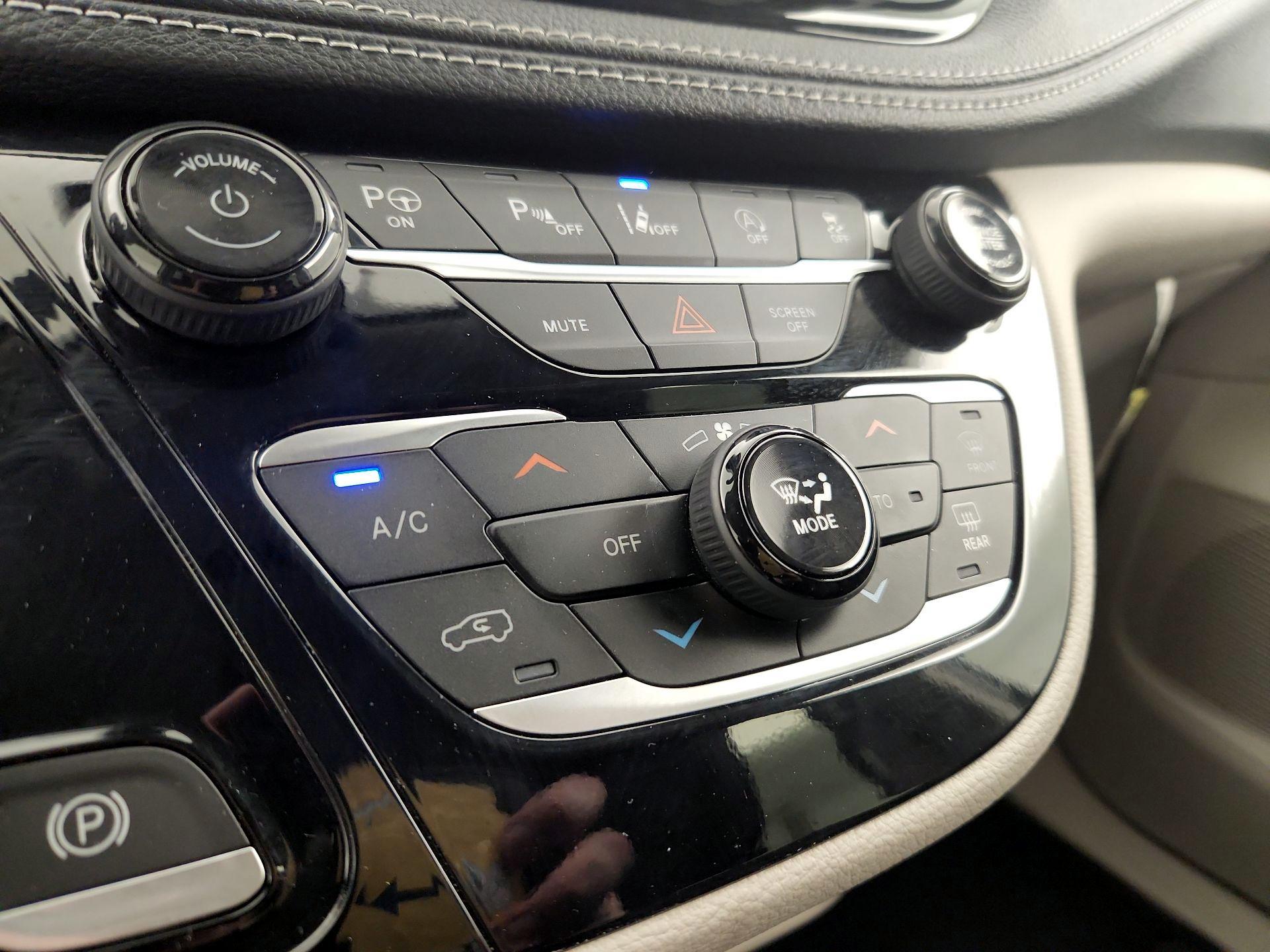 Thumbnail: 2023 Chrysler Pacifica - 16