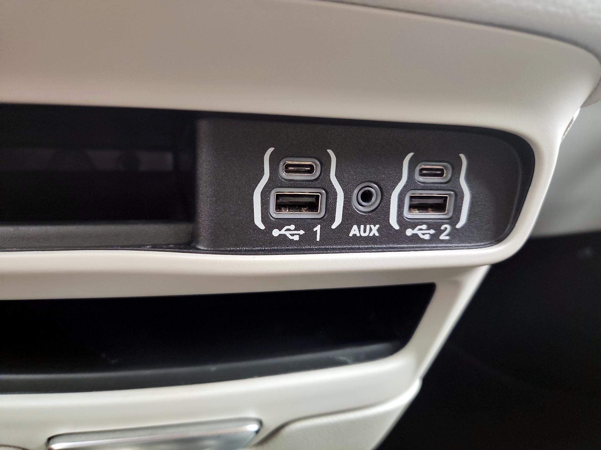 Thumbnail: 2023 Chrysler Pacifica - 18