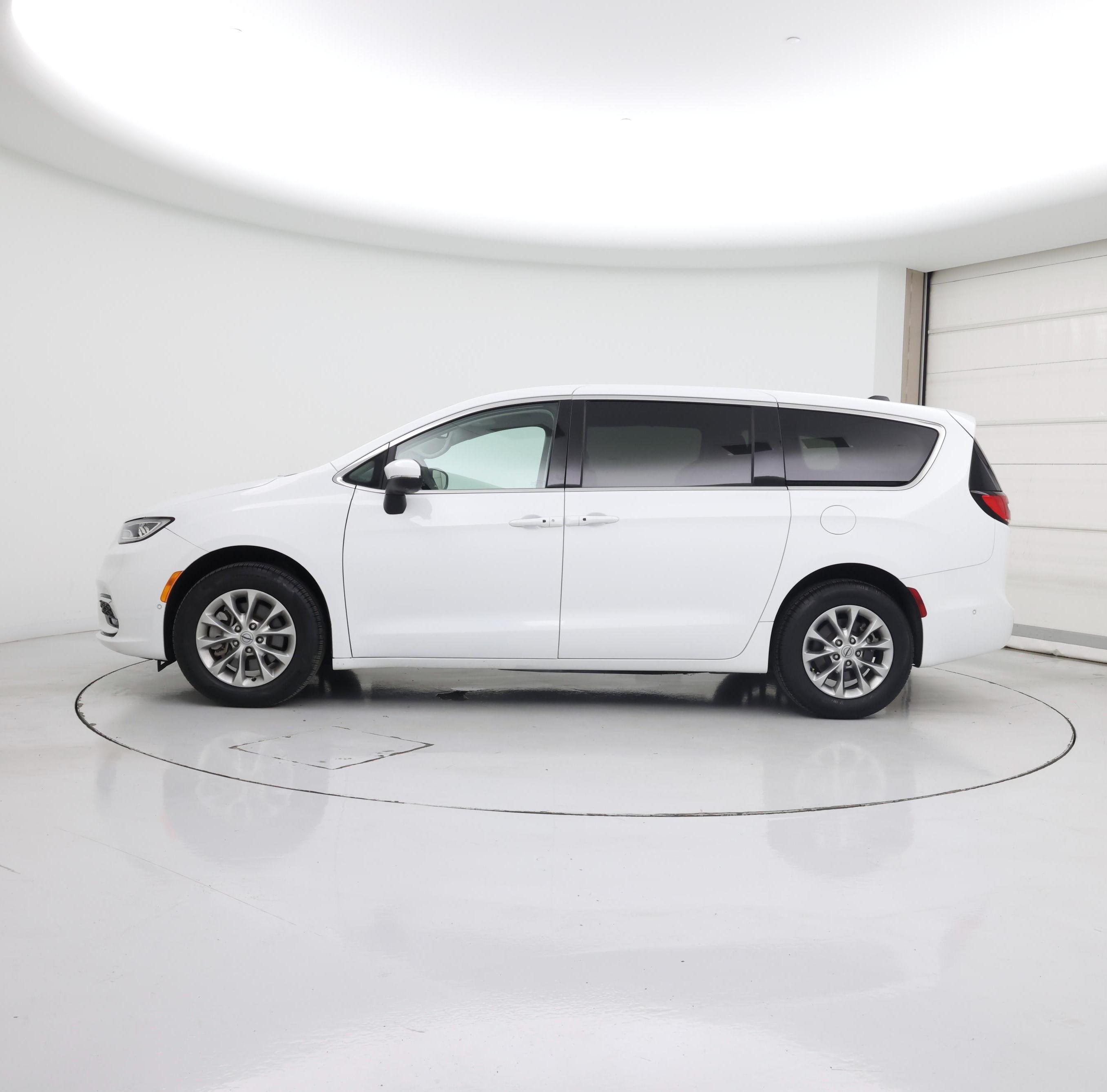 Thumbnail: 2023 Chrysler Pacifica - 3